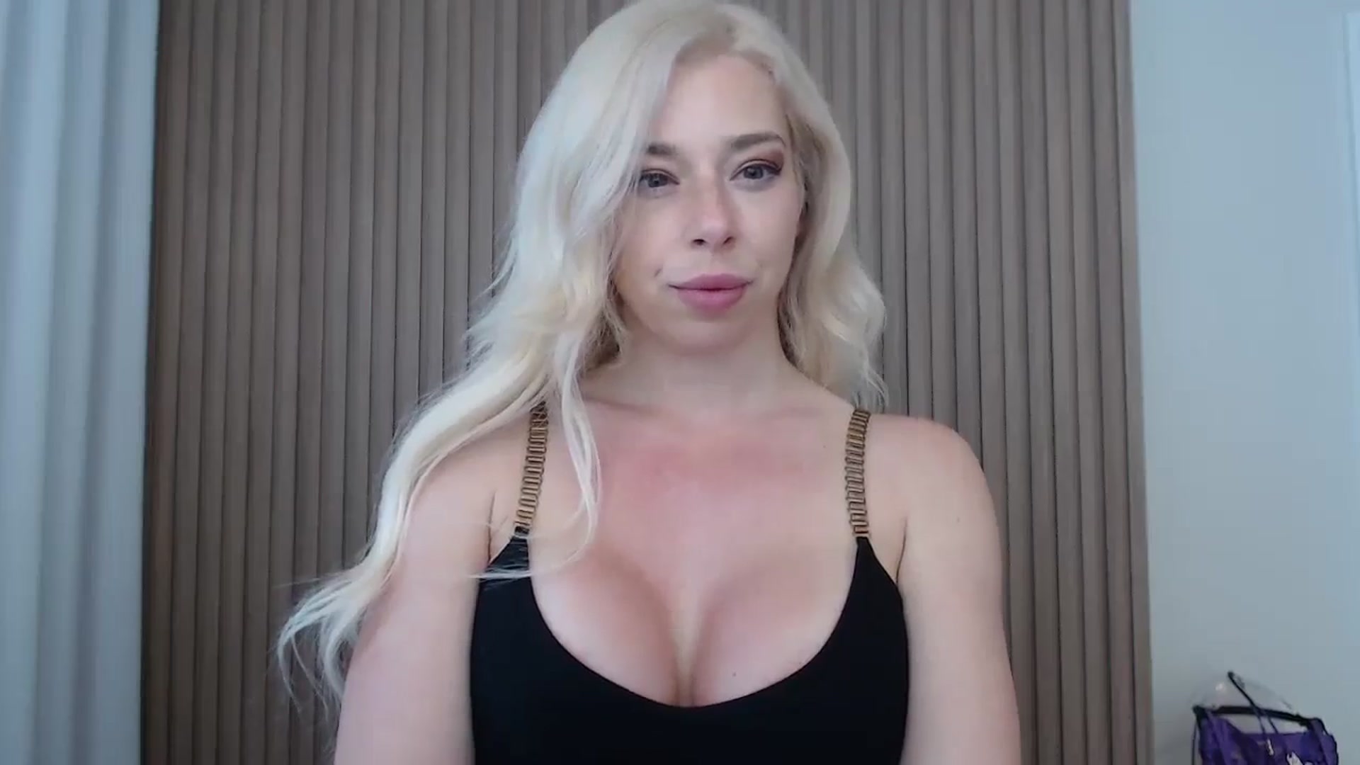 Gallery image thumbnail from Riley_Parks's myfreecams stream on, 06/16/2025, 13:37 image 12 of 20