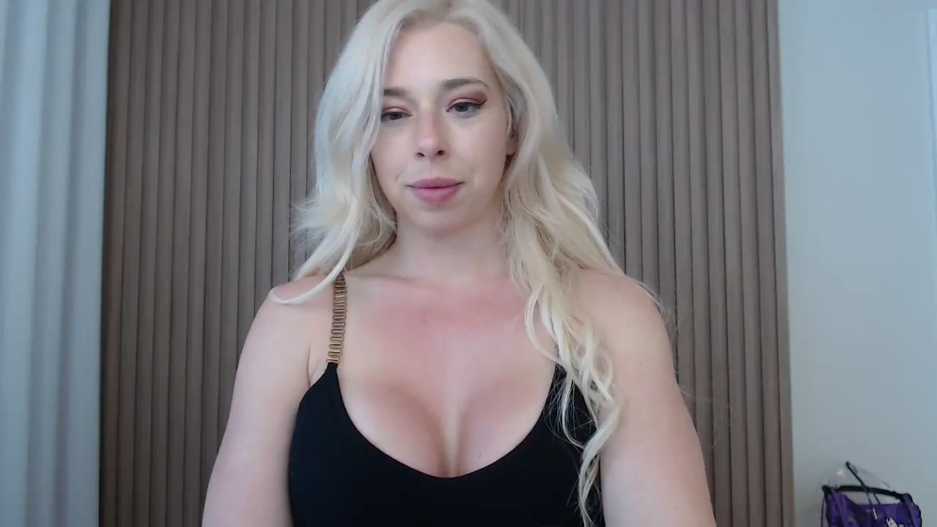 Gallery image thumbnail from Riley_Parks's myfreecams stream on, 06/16/2025, 13:37 image 9 of 20