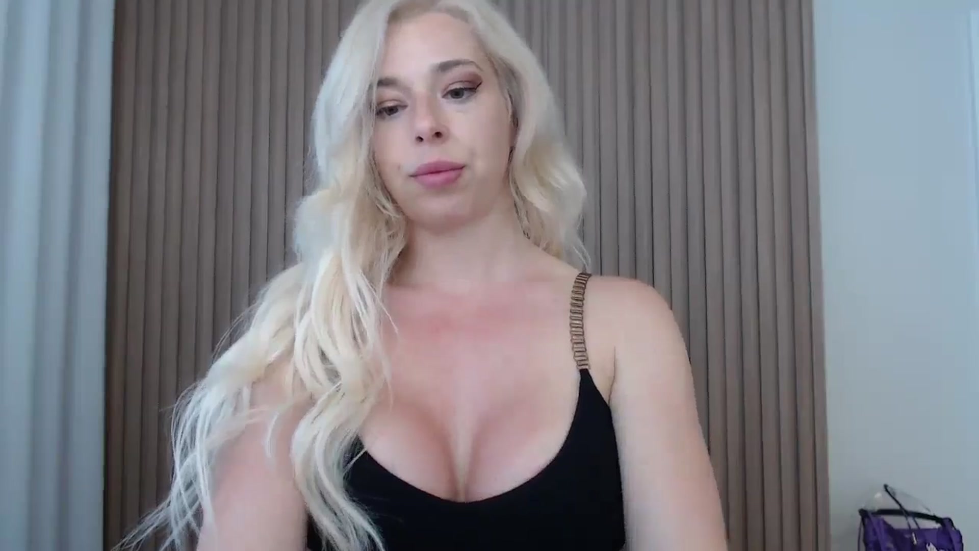 Gallery image thumbnail from Riley_Parks's myfreecams stream on, 06/16/2025, 13:37 image 15 of 20