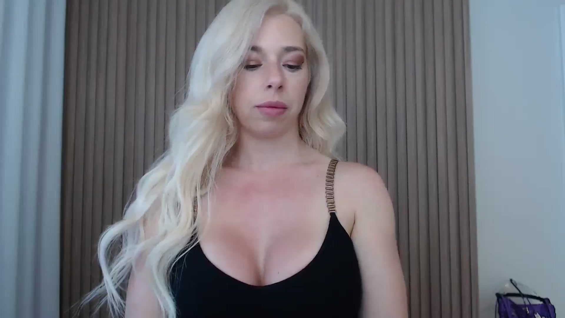 Gallery image thumbnail from Riley_Parks's myfreecams stream on, 06/16/2025, 13:37 image 16 of 20