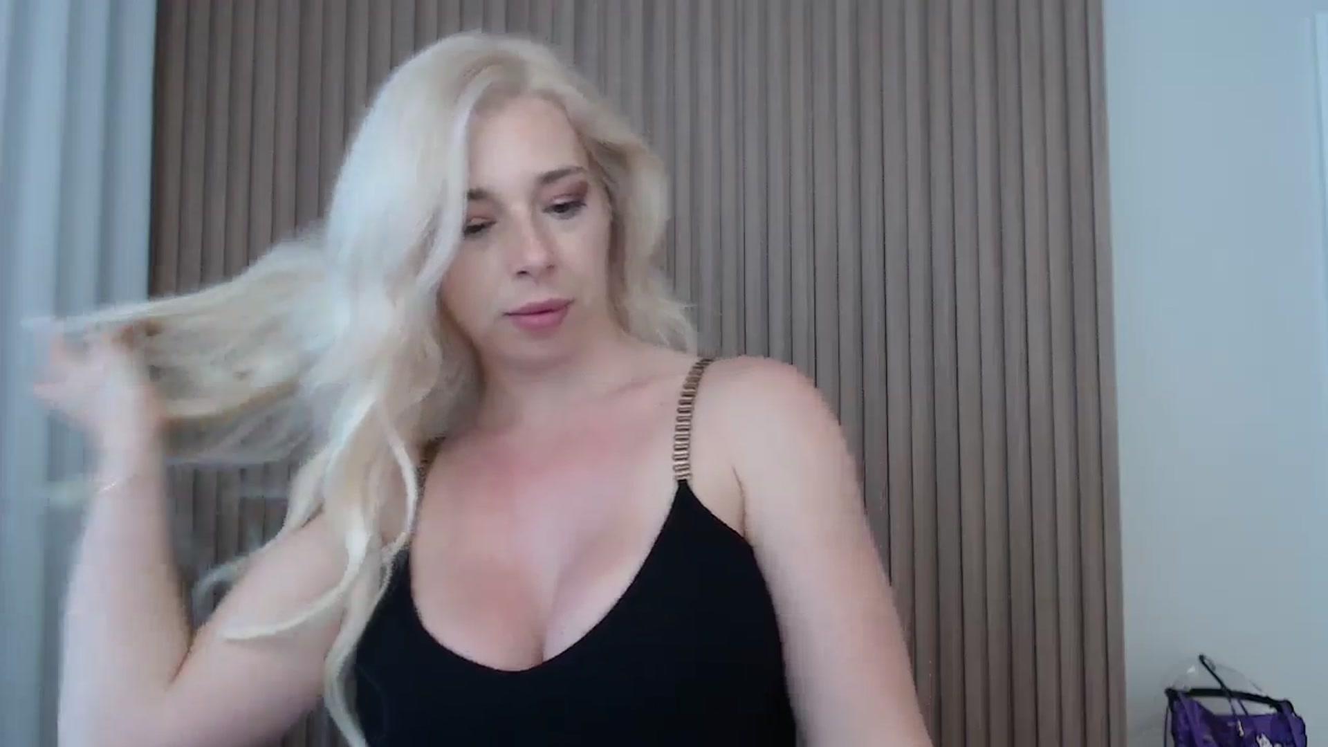 Gallery image thumbnail from Riley_Parks's myfreecams stream on, 06/16/2025, 13:37 image 7 of 20