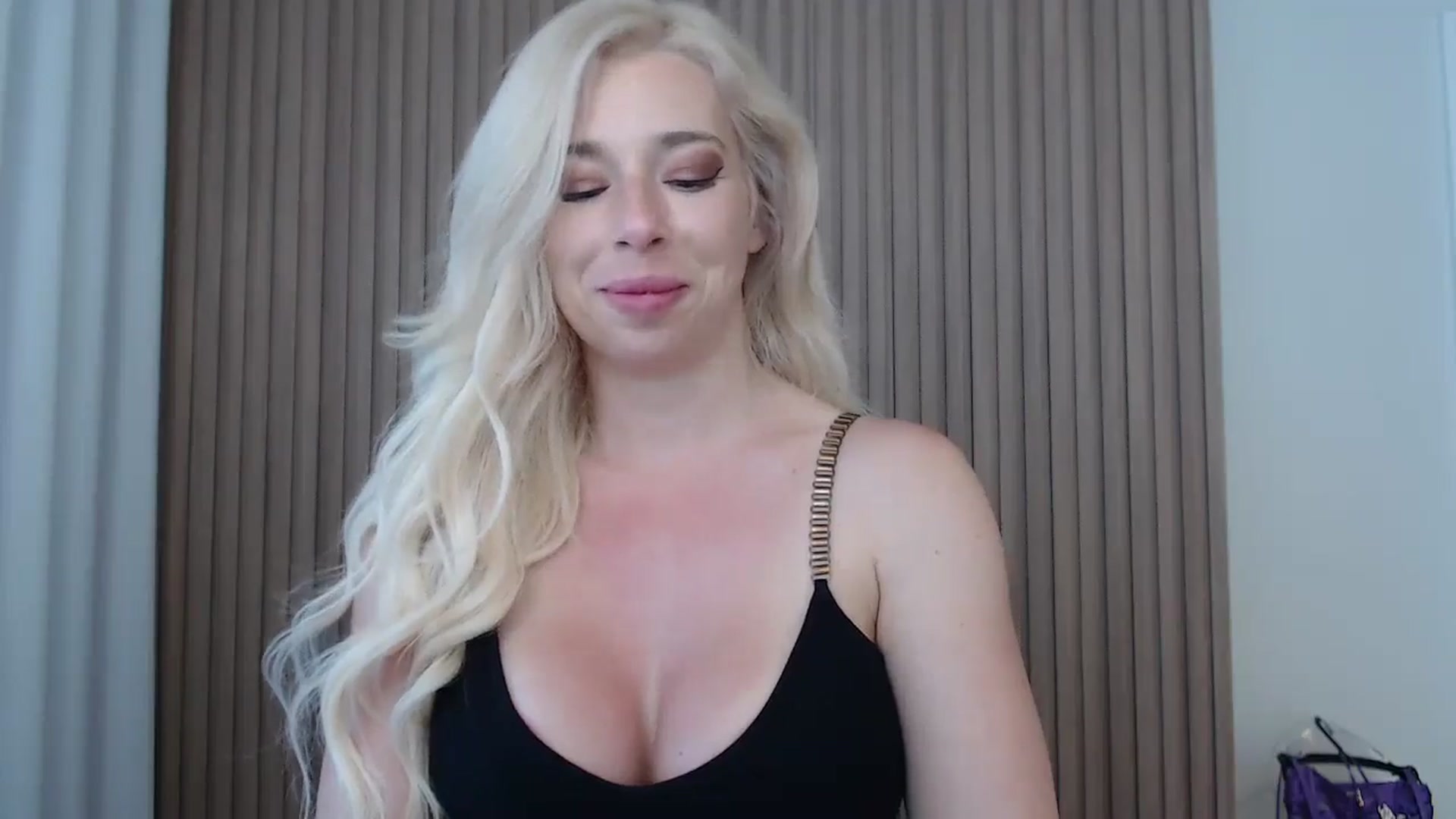 Gallery image thumbnail from Riley_Parks's myfreecams stream on, 06/16/2025, 13:37 image 6 of 20