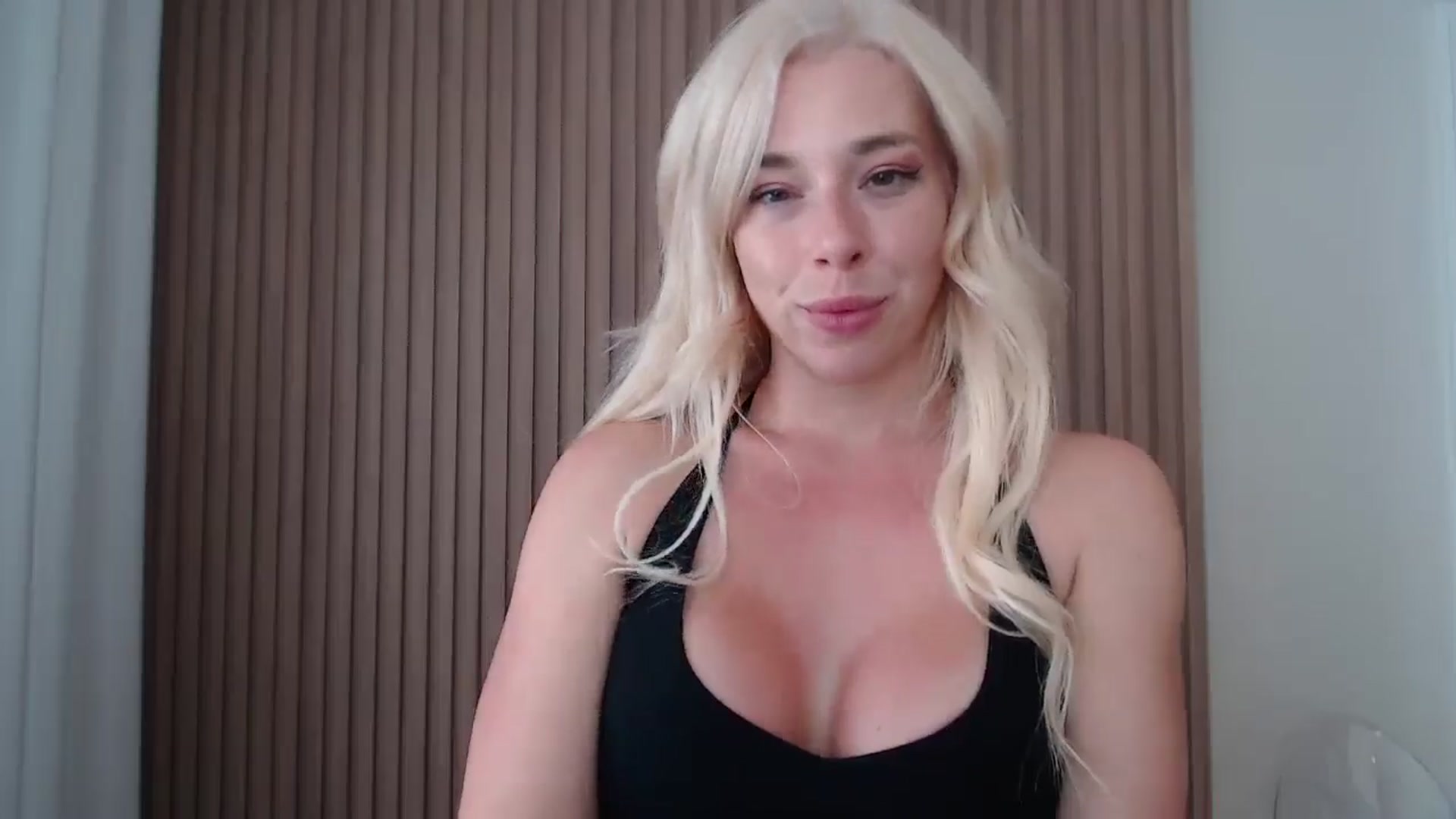 Gallery image thumbnail from Riley_Parks's myfreecams stream on, 07/16/2025, 23:20 image 16 of 20