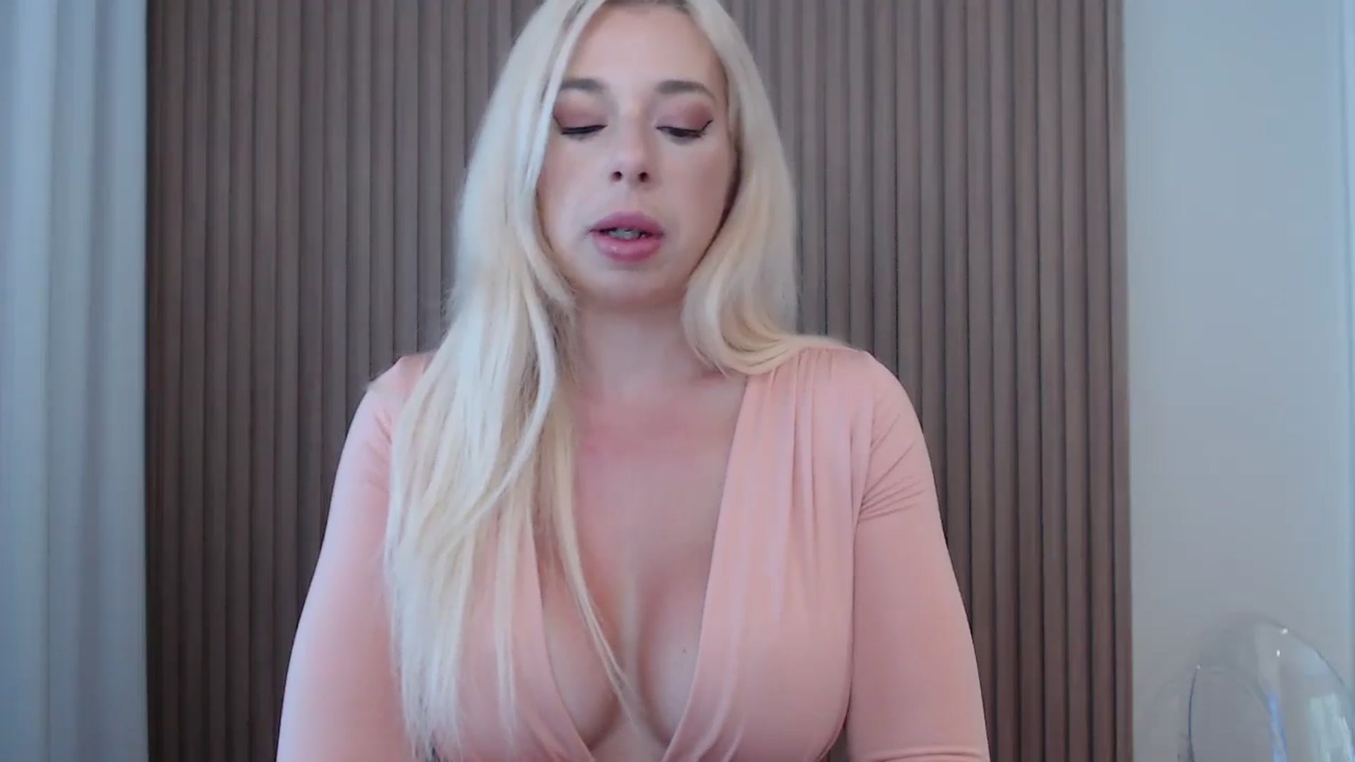 Gallery image thumbnail from Riley_Parks's myfreecams stream on, 08/07/2025, 11:47 image 5 of 20