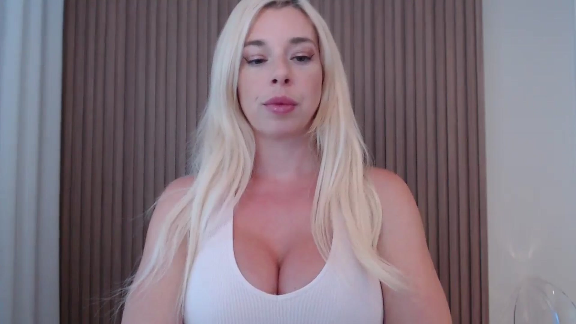 Gallery image thumbnail from Riley_Parks's myfreecams stream on, 08/17/2025, 18:17 image 14 of 20