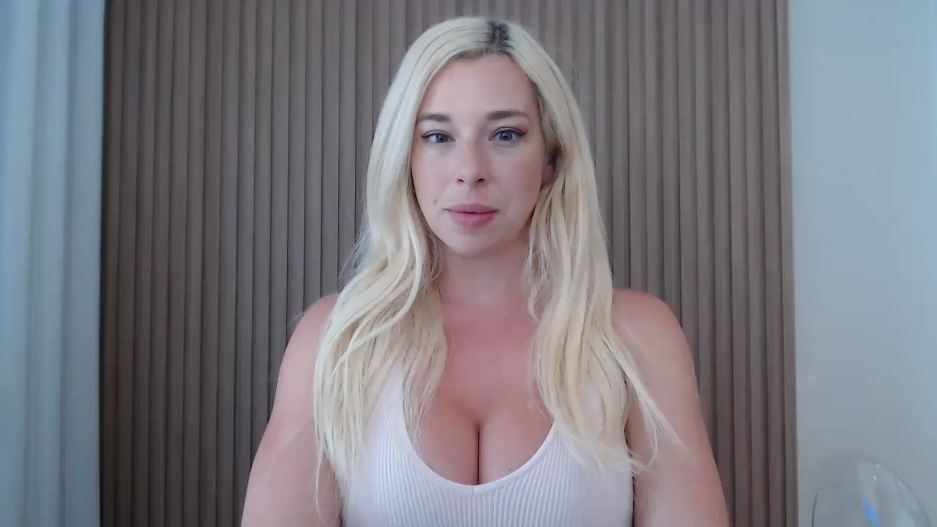 Gallery image thumbnail from Riley_Parks's myfreecams stream on, 08/17/2025, 19:08 image 16 of 20