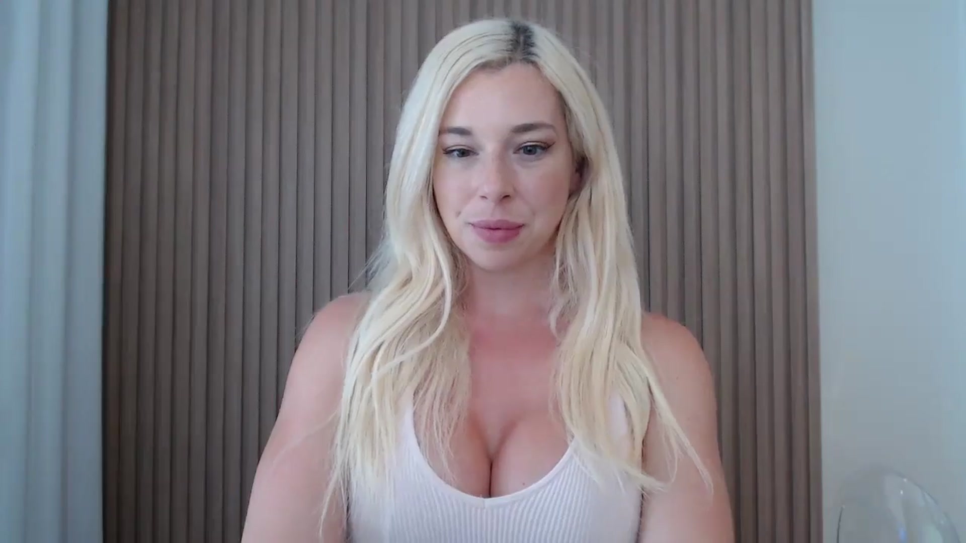 Gallery image thumbnail from Riley_Parks's myfreecams stream on, 08/17/2025, 19:08 image 17 of 20