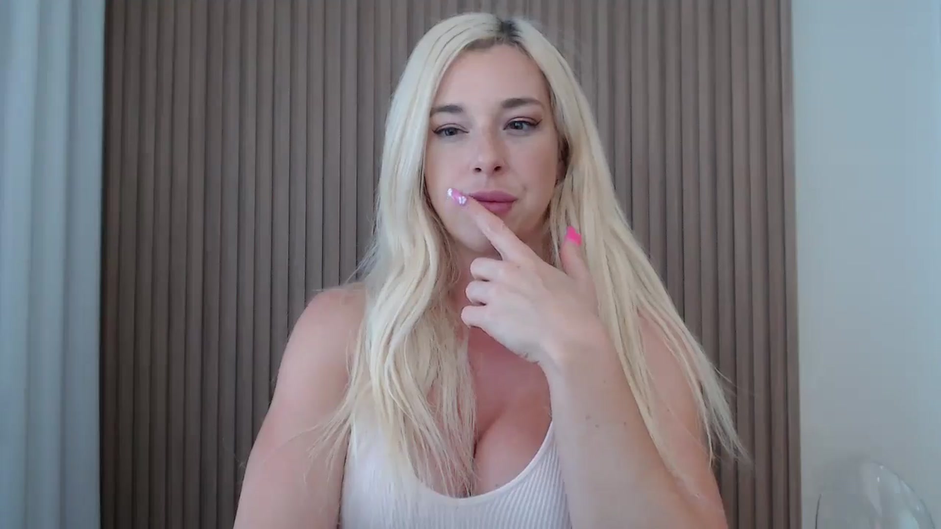Gallery image thumbnail from Riley_Parks's myfreecams stream on, 08/17/2025, 19:08 image 18 of 20