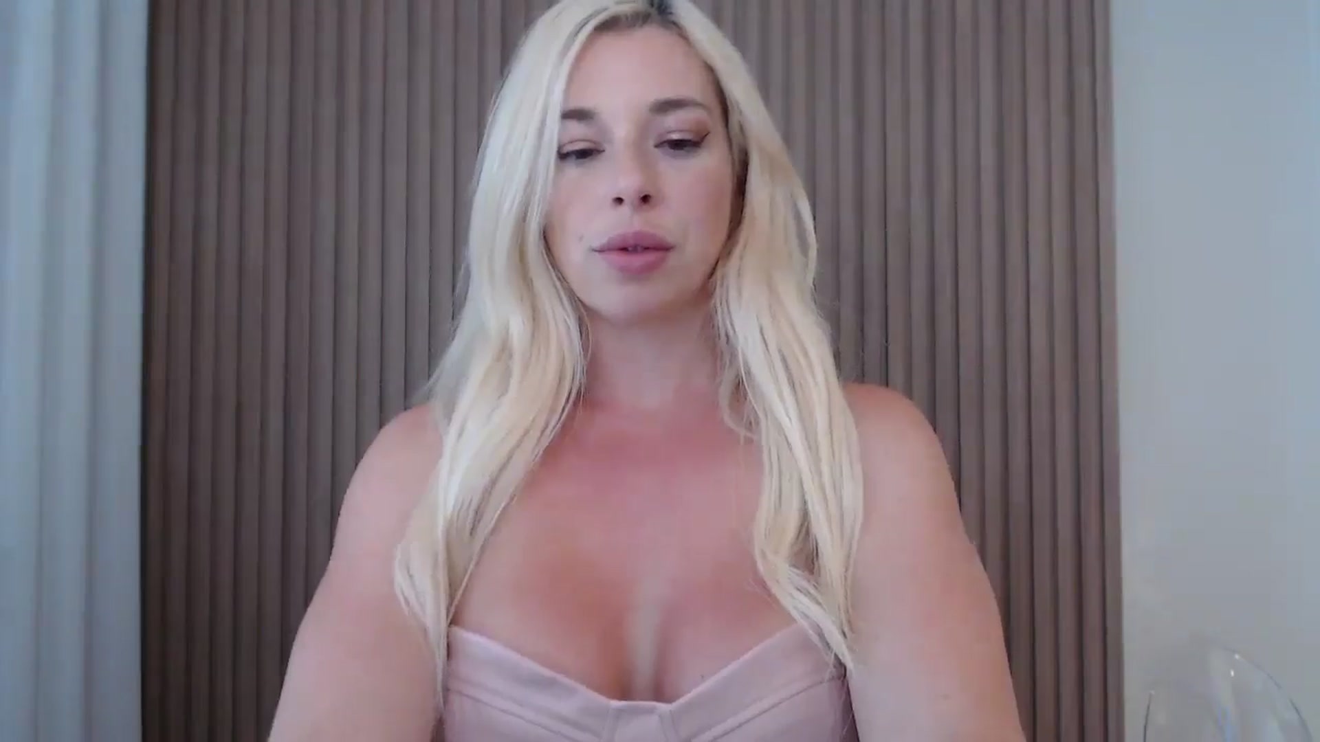 Gallery image thumbnail from Riley_Parks's myfreecams stream on, 08/17/2025, 20:11 image 9 of 20
