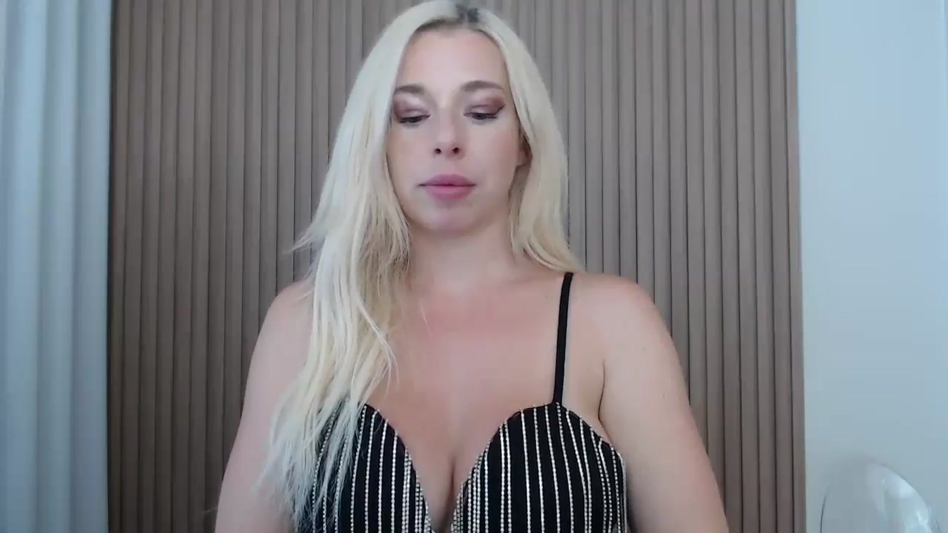 Gallery image thumbnail from Riley_Parks's myfreecams stream on, 08/18/2025, 15:59 image 6 of 20