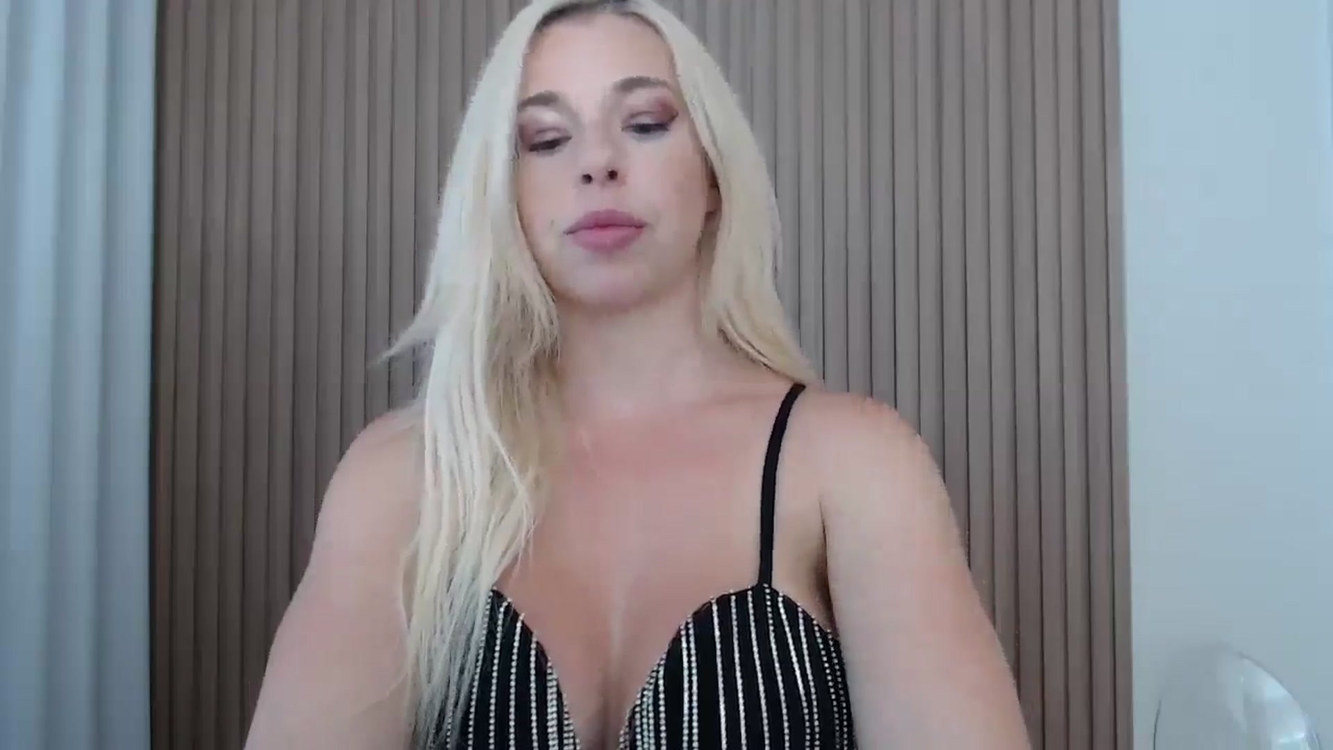 Gallery image thumbnail from Riley_Parks's myfreecams stream on, 08/18/2025, 15:59 image 7 of 20