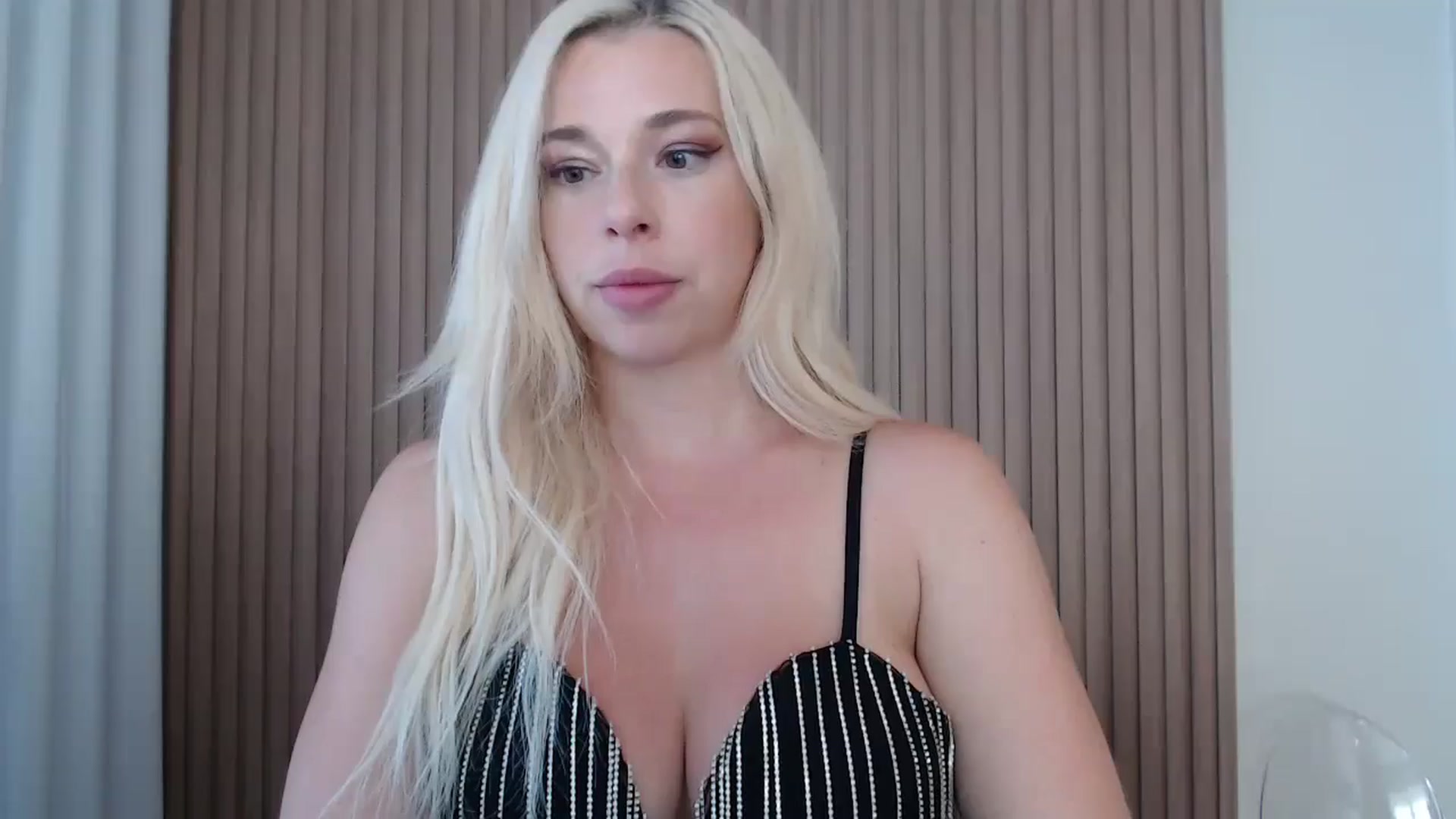 Gallery image thumbnail from Riley_Parks's myfreecams stream on, 08/18/2025, 15:59 image 9 of 20