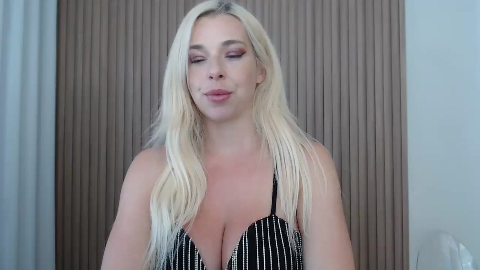Gallery image thumbnail from Riley_Parks's myfreecams stream on, 08/18/2025, 18:42 image 13 of 20