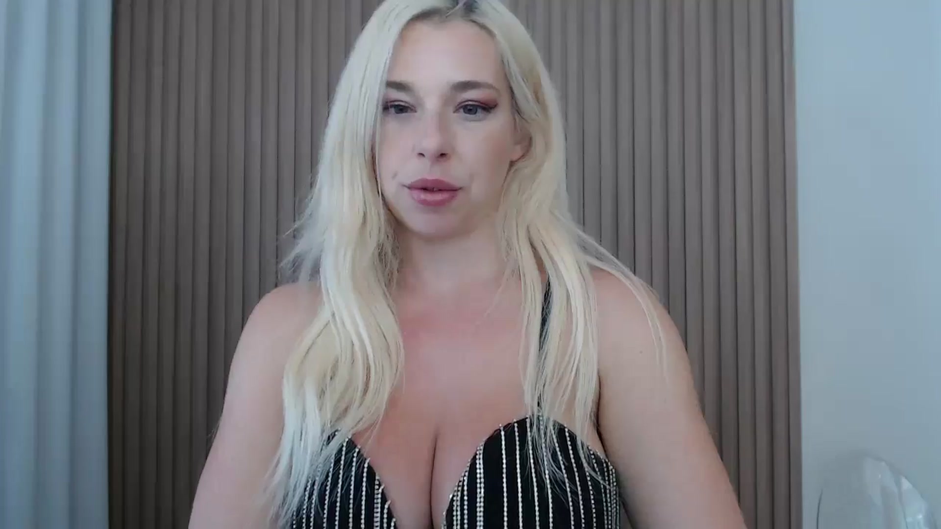 Gallery image thumbnail from Riley_Parks's myfreecams stream on, 08/18/2025, 18:42 image 14 of 20