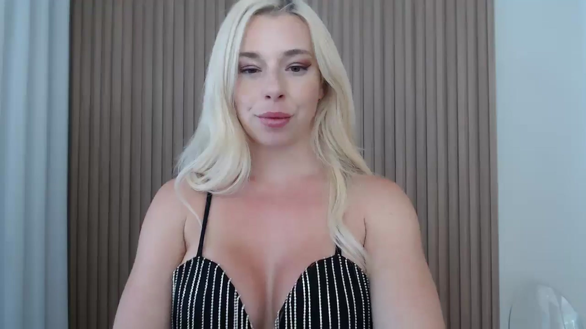 Gallery image thumbnail from Riley_Parks's myfreecams stream on, 08/18/2025, 18:42 image 18 of 20