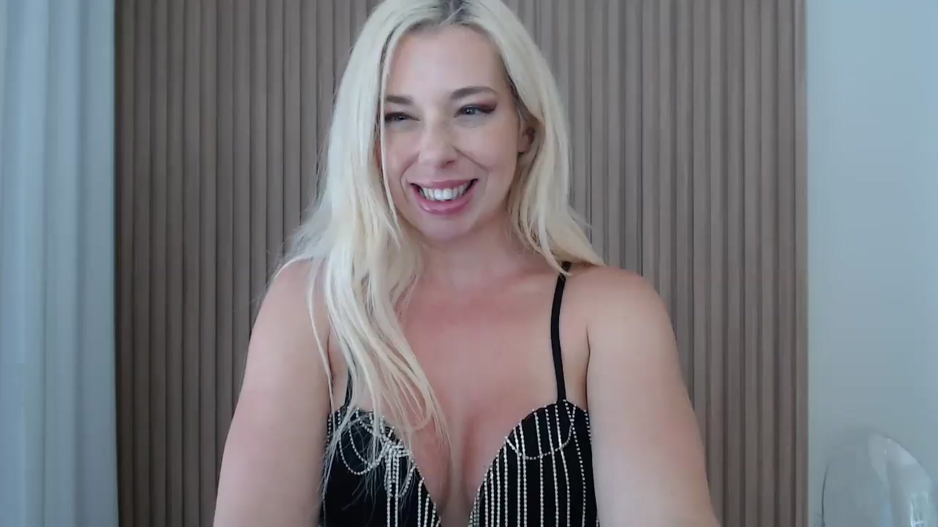 Gallery image thumbnail from Riley_Parks's myfreecams stream on, 08/18/2025, 19:45 image 1 of 20