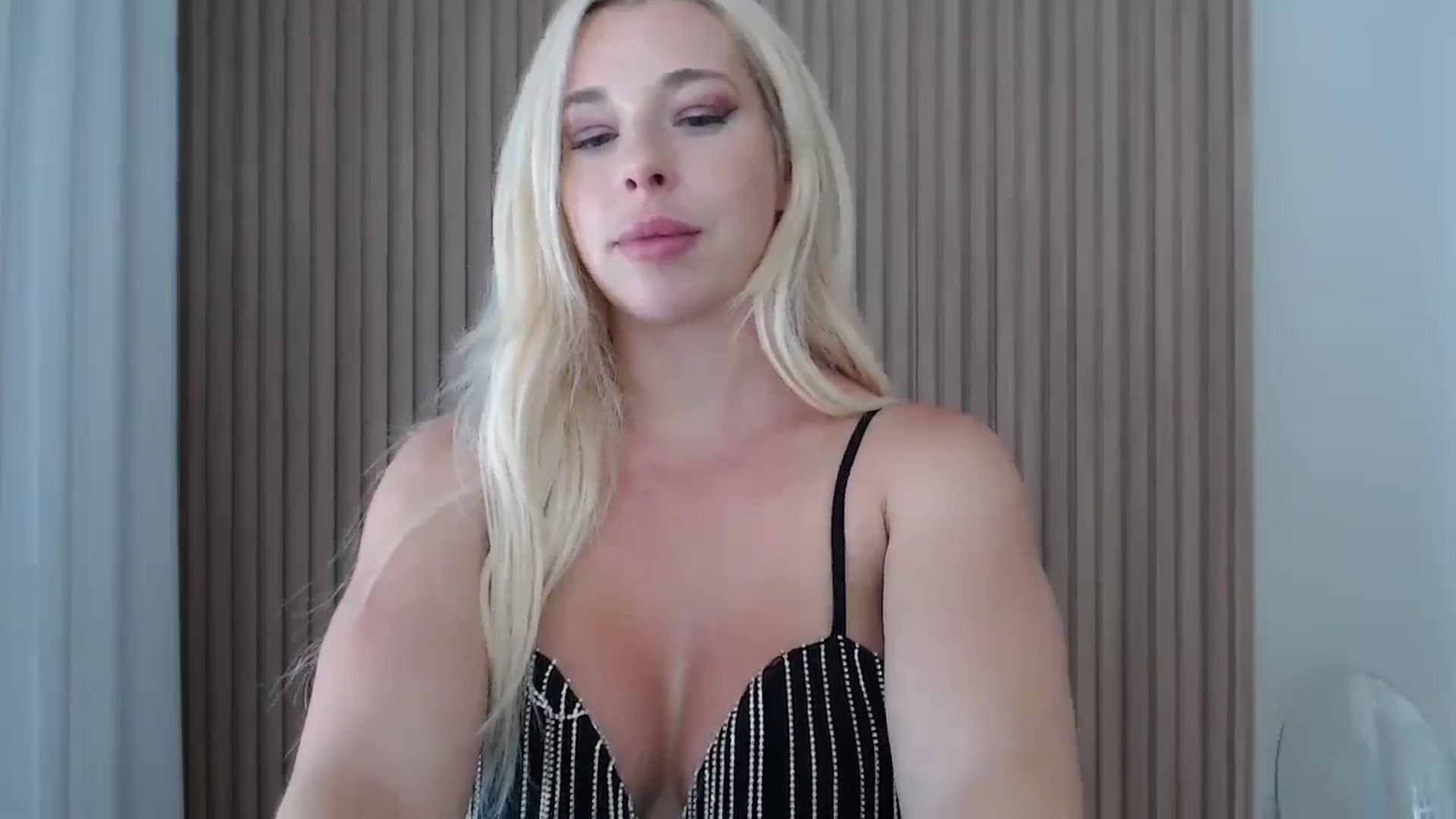 Gallery image thumbnail from Riley_Parks's myfreecams stream on, 08/18/2025, 19:45 image 12 of 20