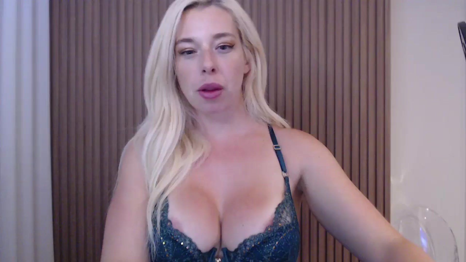 Gallery image thumbnail from Riley_Parks's myfreecams stream on, 08/20/2025, 24:50 image 14 of 20