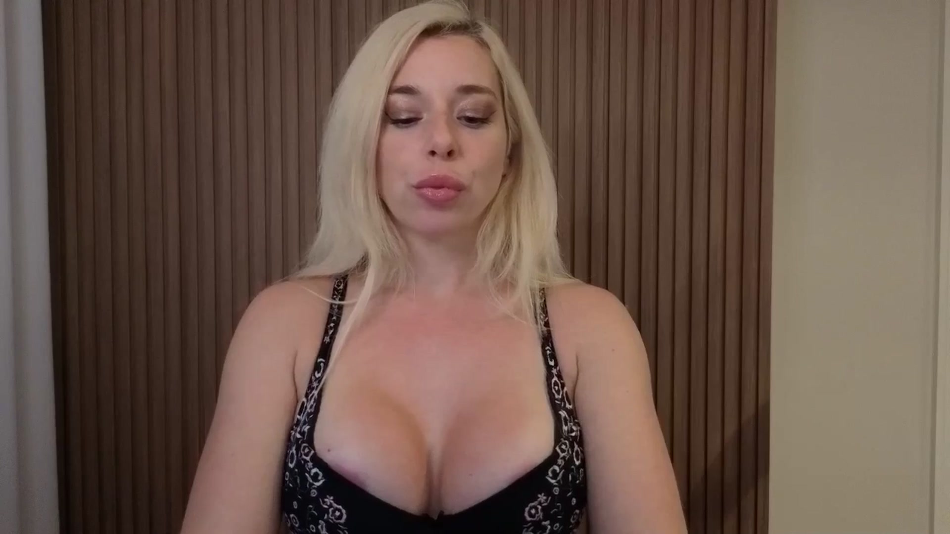 Gallery image thumbnail from Riley_Parks's myfreecams stream on, 11/18/2025, 02:49 image 17 of 20