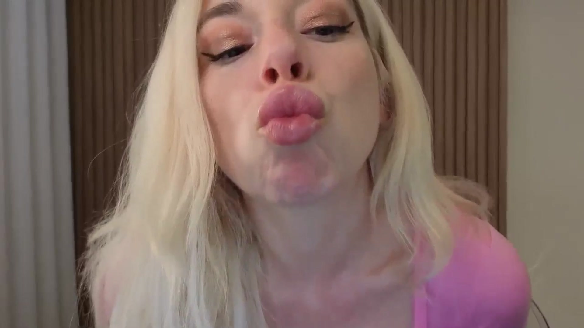 Gallery image thumbnail from Riley_Parks's myfreecams stream on, 04/06/2026, 23:17 image 6 of 20