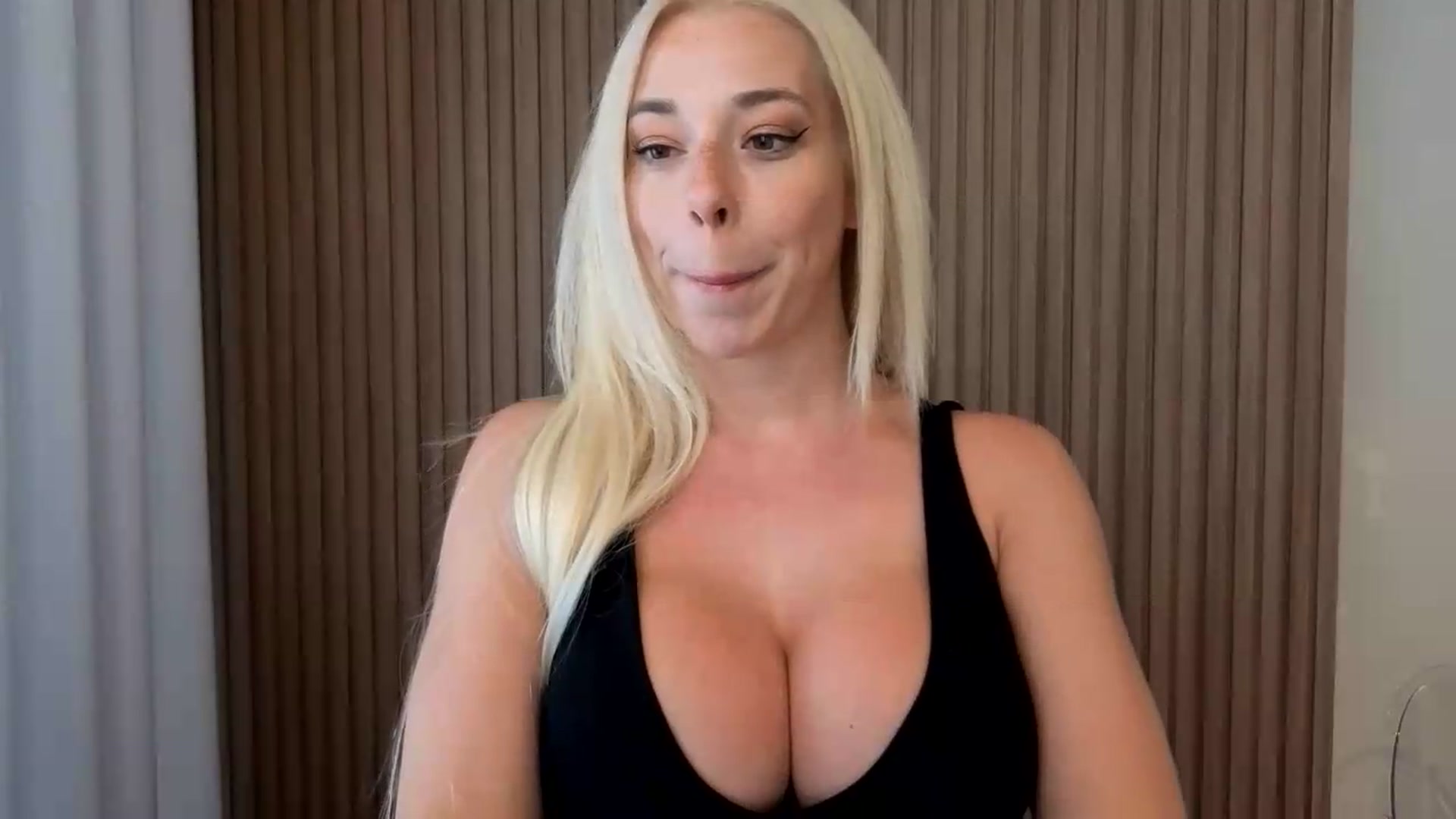 Gallery image thumbnail from Riley_Parks's myfreecams stream on, 08/12/2026, 18:42 image 6 of 20