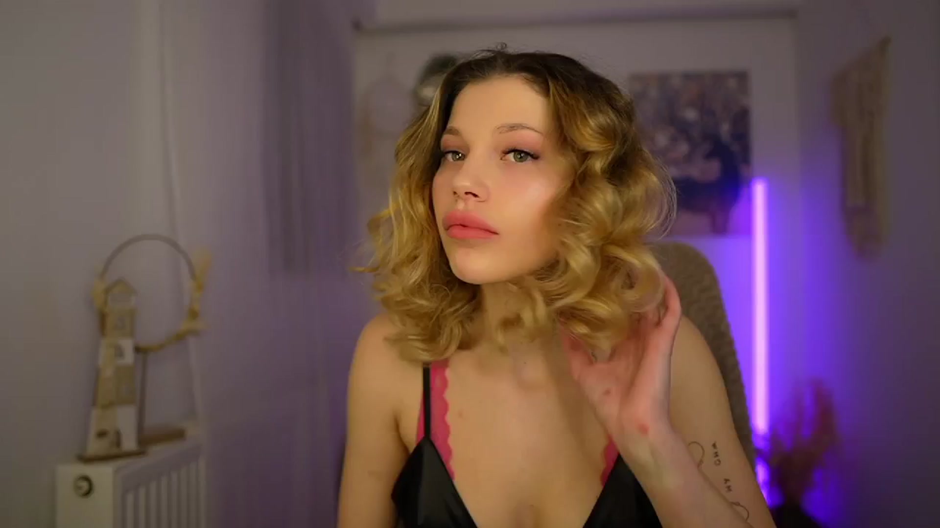 Gallery image thumbnail from Riley_Steele's myfreecams stream on, 02/04/2024, 19:08 image 14 of 20