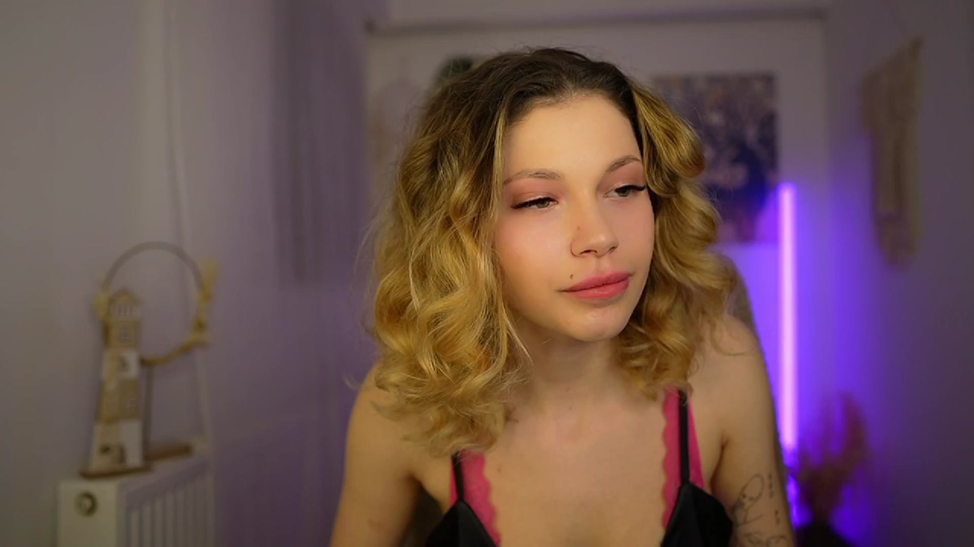 Gallery image thumbnail from Riley_Steele's myfreecams stream on, 02/04/2024, 19:08 image 19 of 20