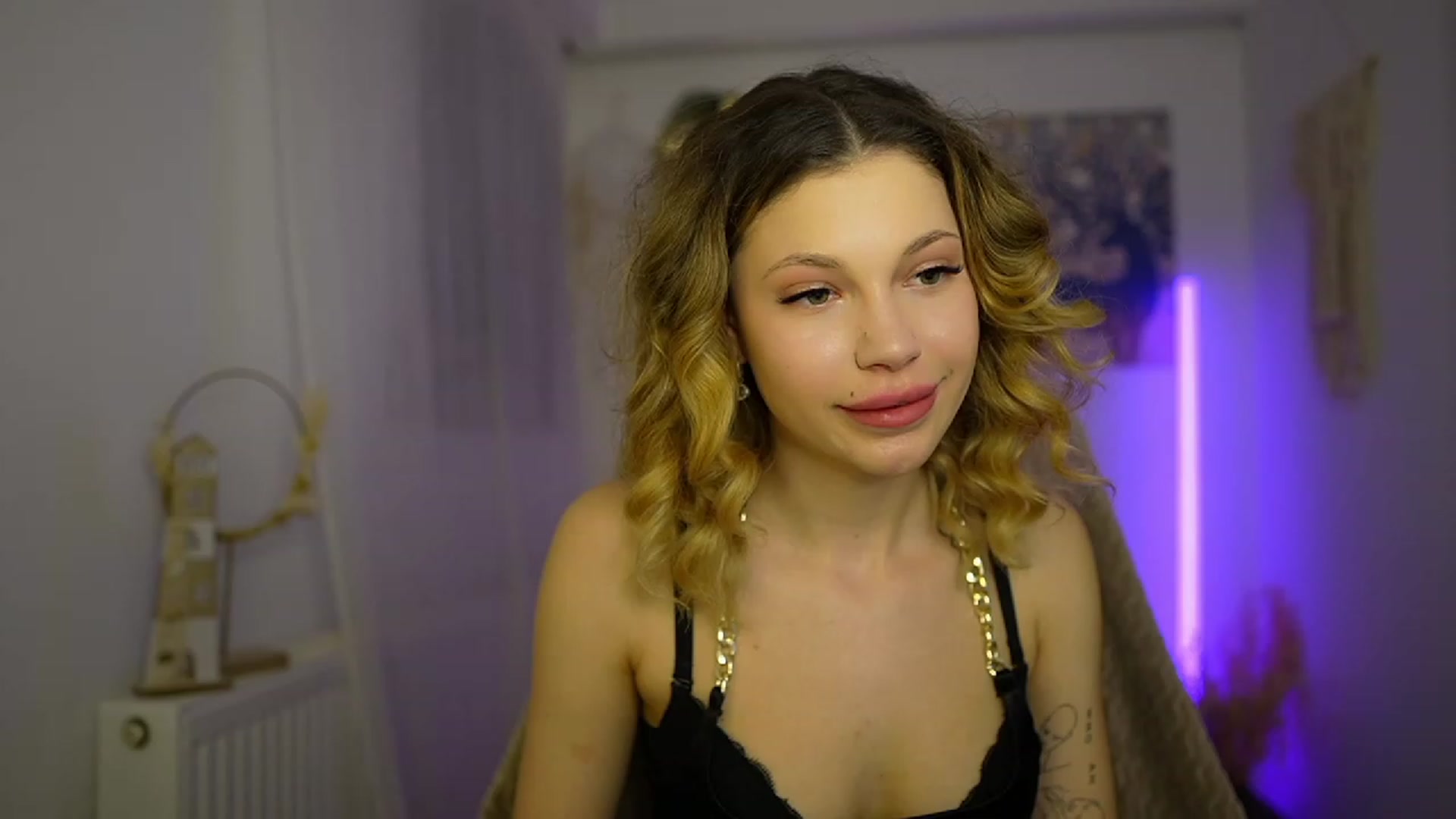 Gallery image thumbnail from Riley_Steele's myfreecams stream on, 02/05/2024, 17:34 image 15 of 20
