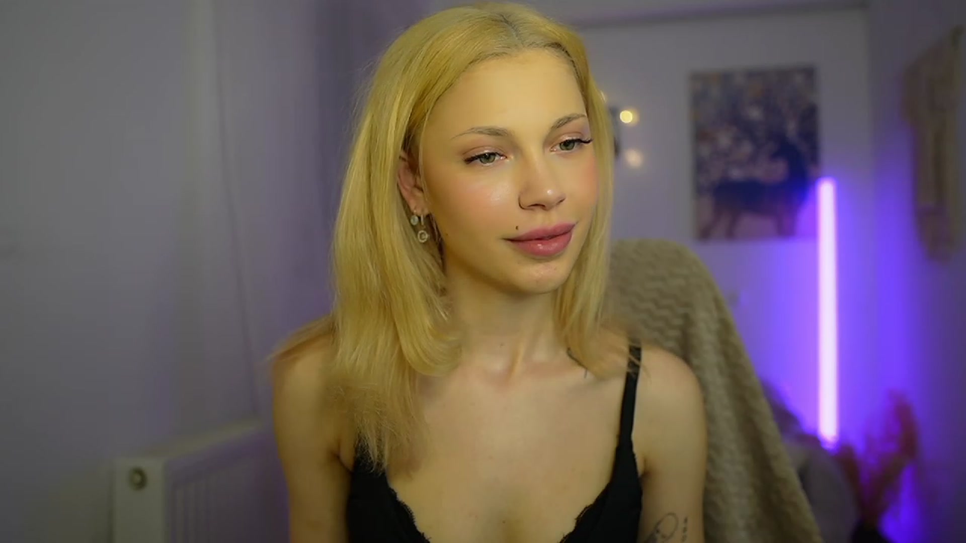 Gallery image thumbnail from Riley_Steele's myfreecams stream on, 03/08/2024, 17:01 image 9 of 20