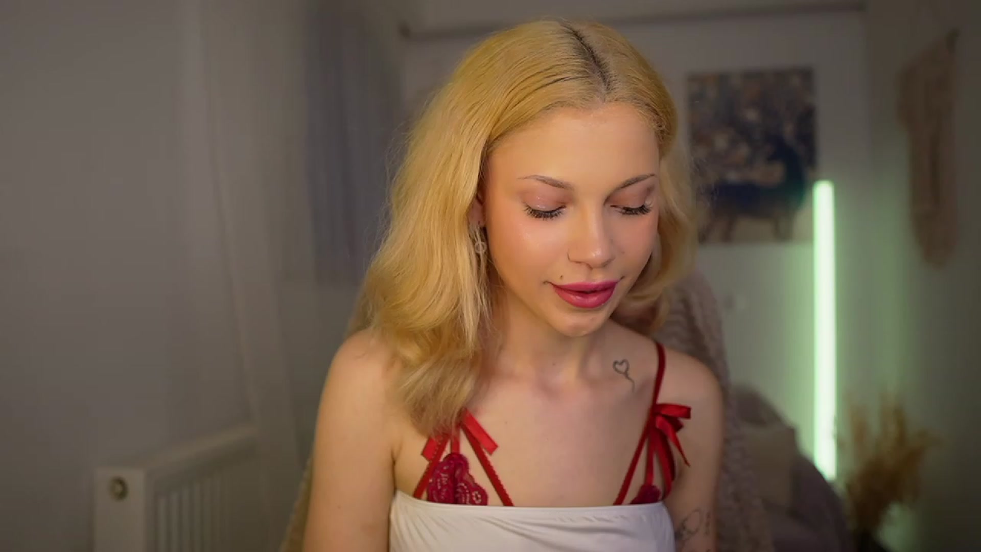 Gallery image thumbnail from Riley_Steele's myfreecams stream on, 03/12/2024, 16:30 image 18 of 20