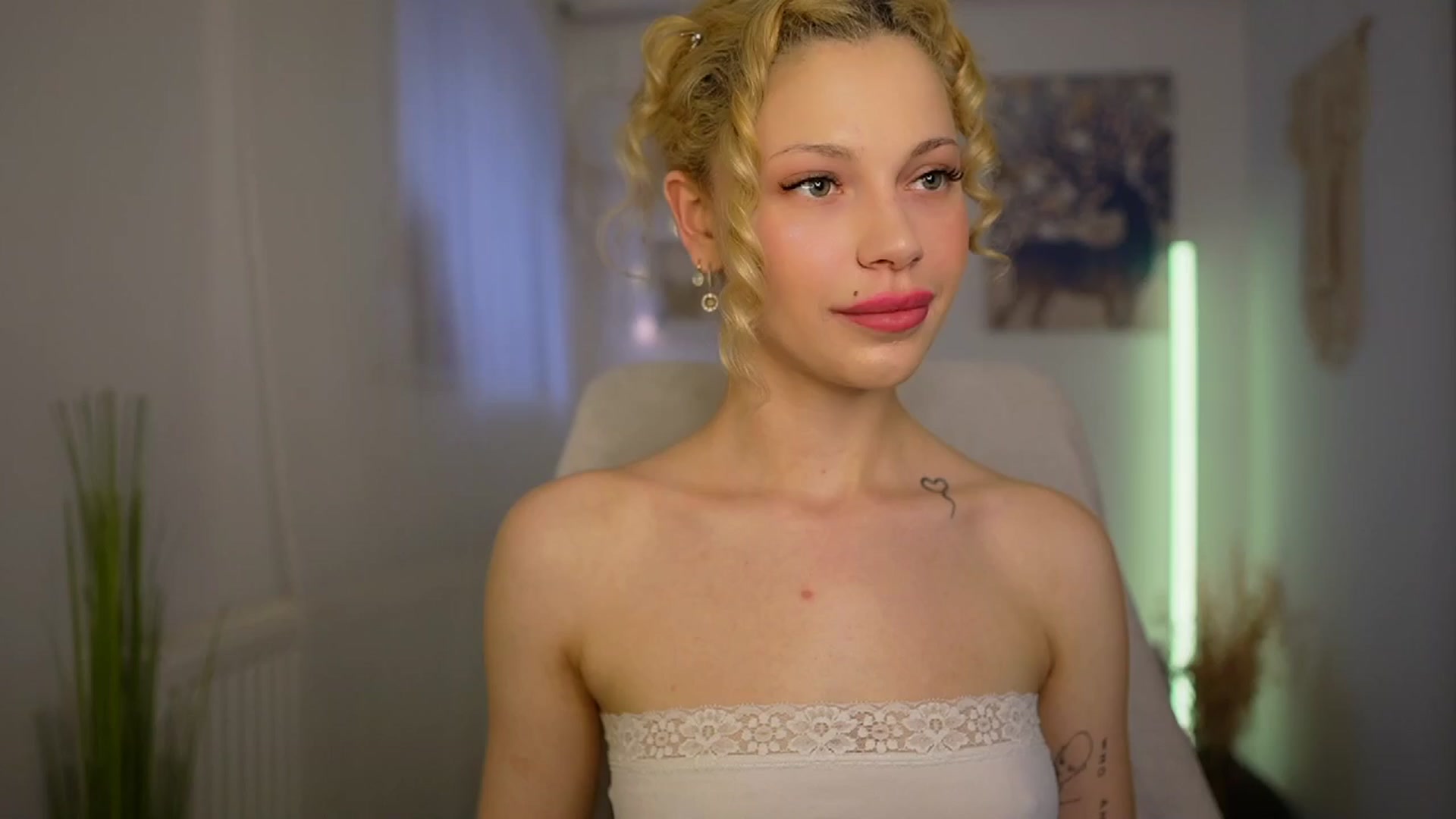 Gallery image thumbnail from Riley_Steele's myfreecams stream on, 04/05/2024, 14:55 image 11 of 20