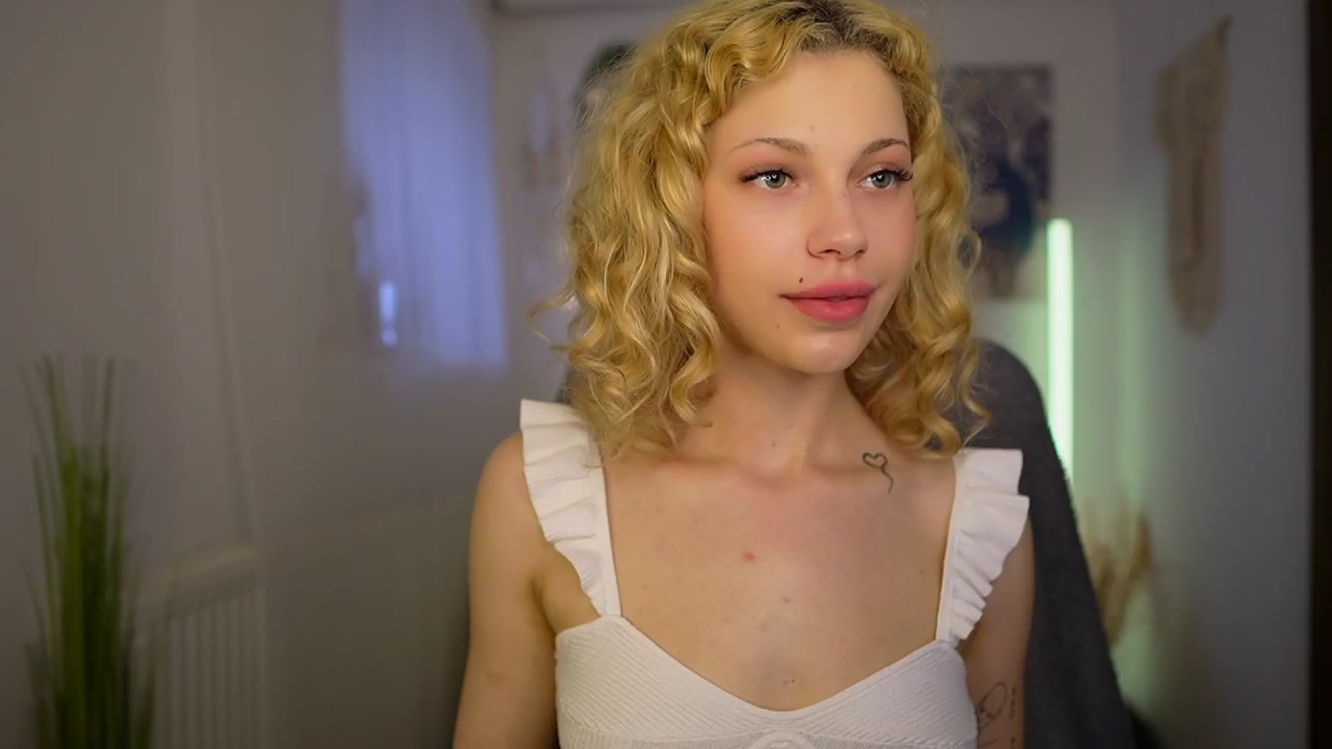 Gallery image thumbnail from Riley_Steele's myfreecams stream on, 04/09/2024, 15:00 image 16 of 20