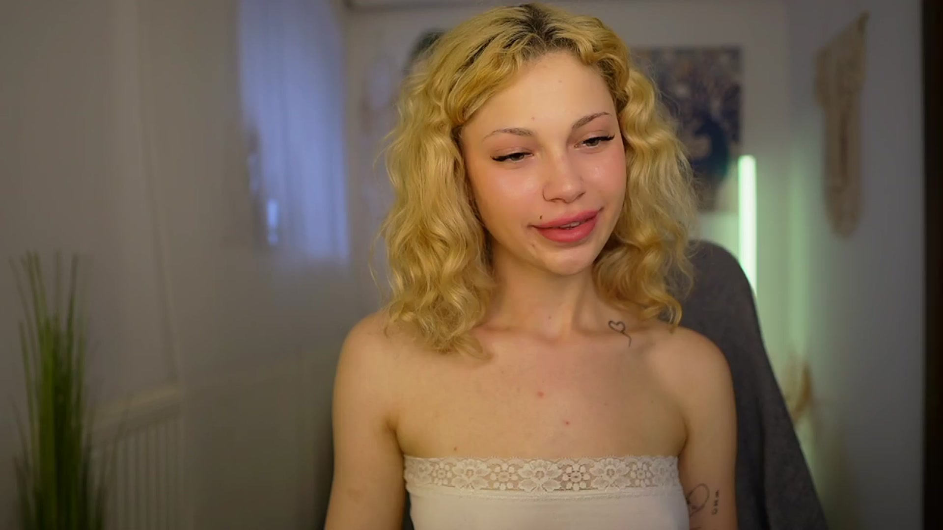 Gallery image thumbnail from Riley_Steele's myfreecams stream on, 04/10/2024, 14:23 image 9 of 20