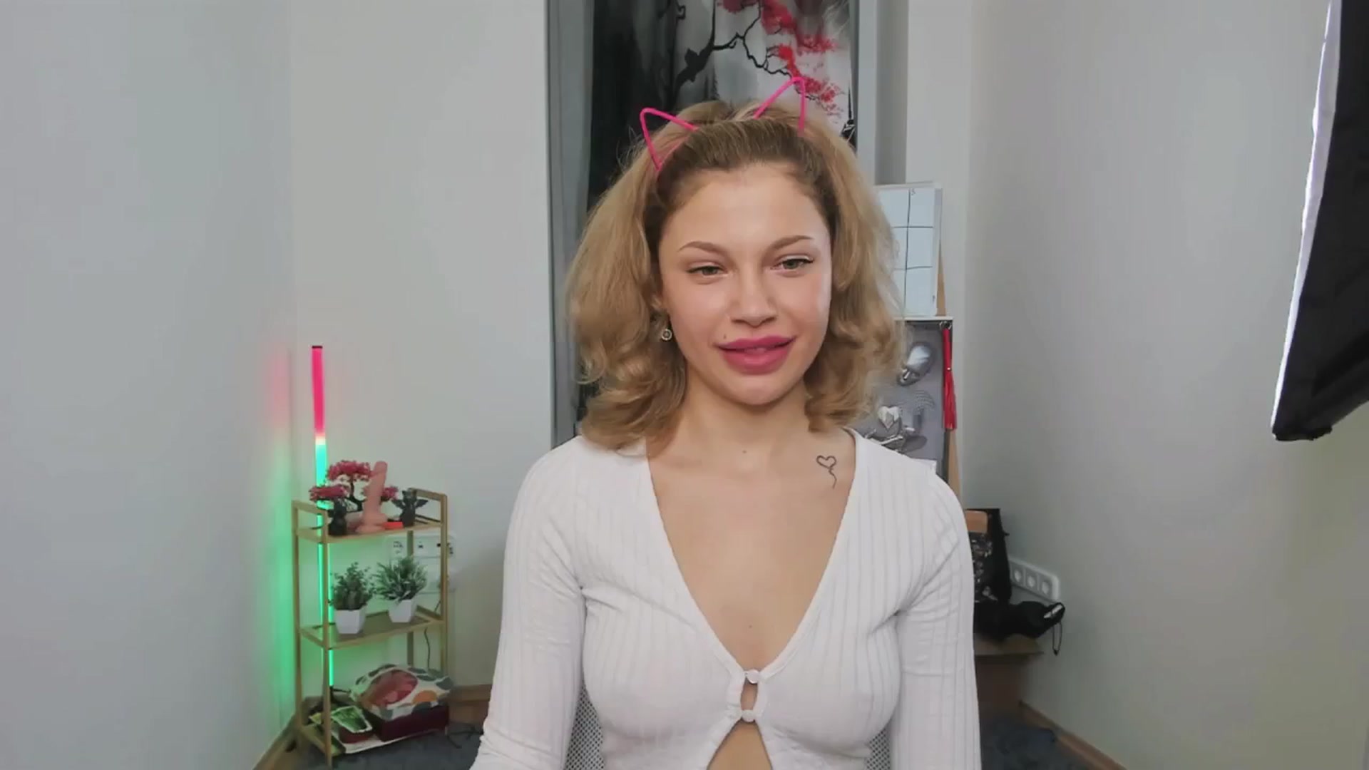 Gallery image thumbnail from Riley_Steele's myfreecams stream on, 10/18/2024, 22:10 image 3 of 20