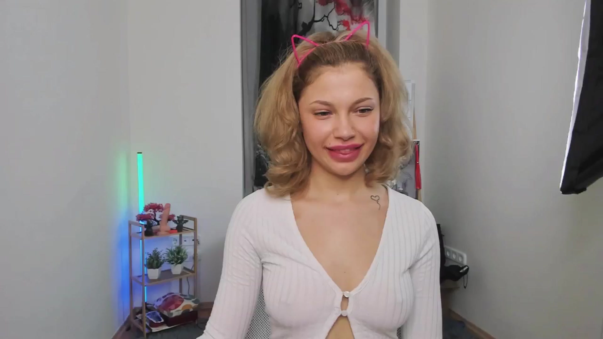 Gallery image thumbnail from Riley_Steele's myfreecams stream on, 10/18/2024, 22:10 image 12 of 20