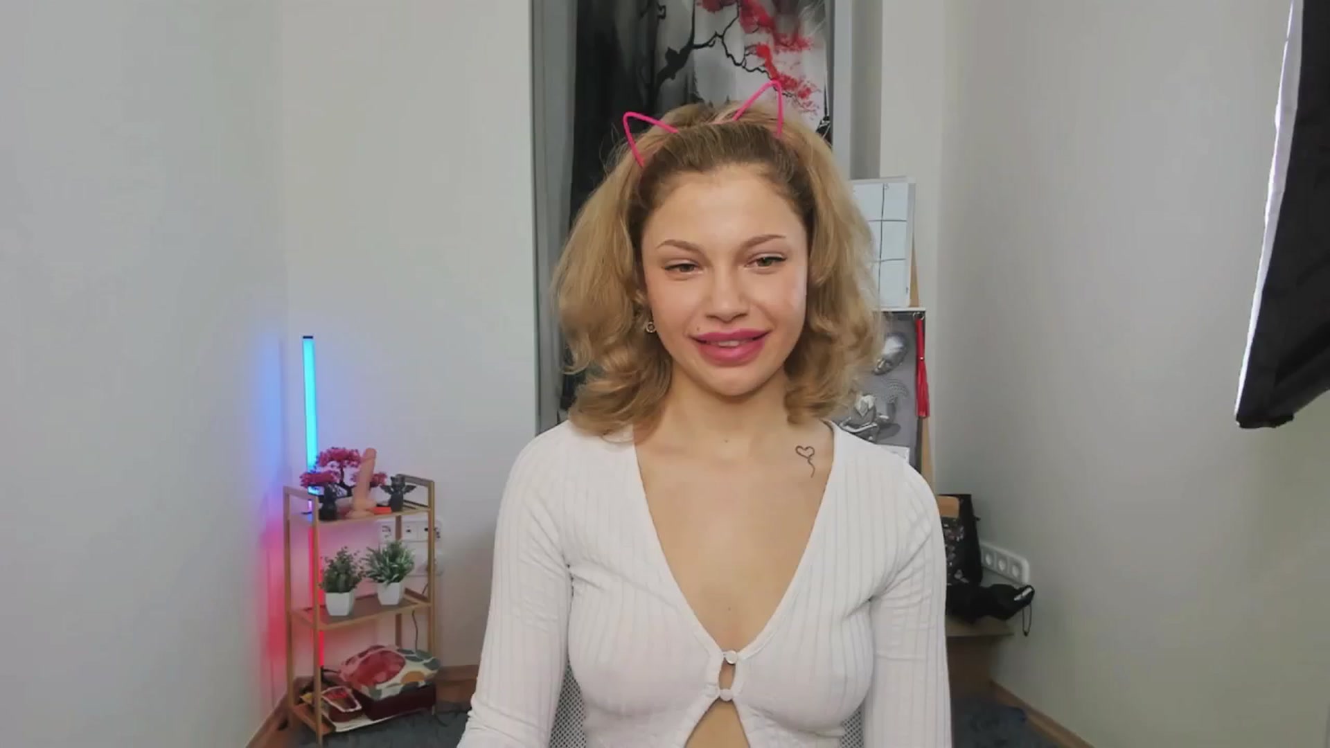 Gallery image thumbnail from Riley_Steele's myfreecams stream on, 10/18/2024, 22:10 image 4 of 20