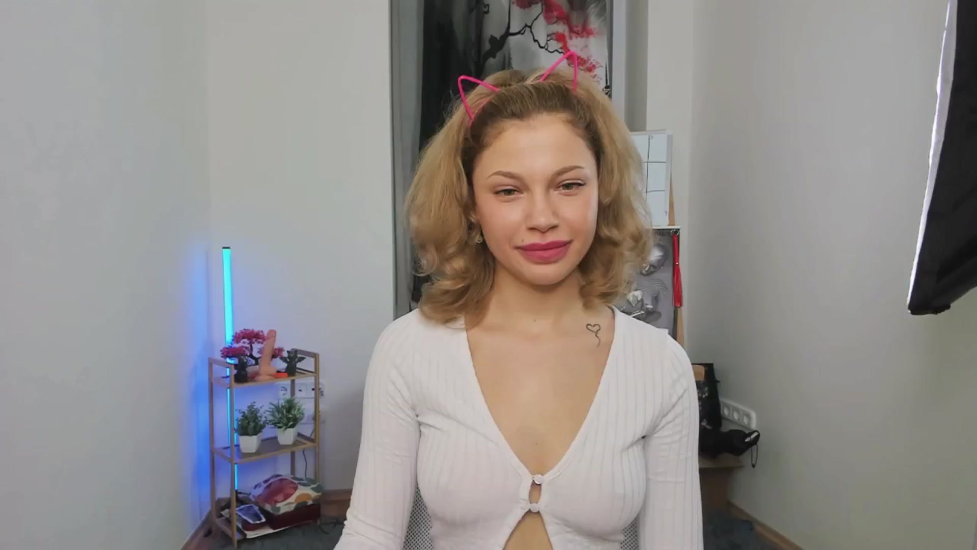 Gallery image thumbnail from Riley_Steele's myfreecams stream on, 10/18/2024, 22:10 image 2 of 20