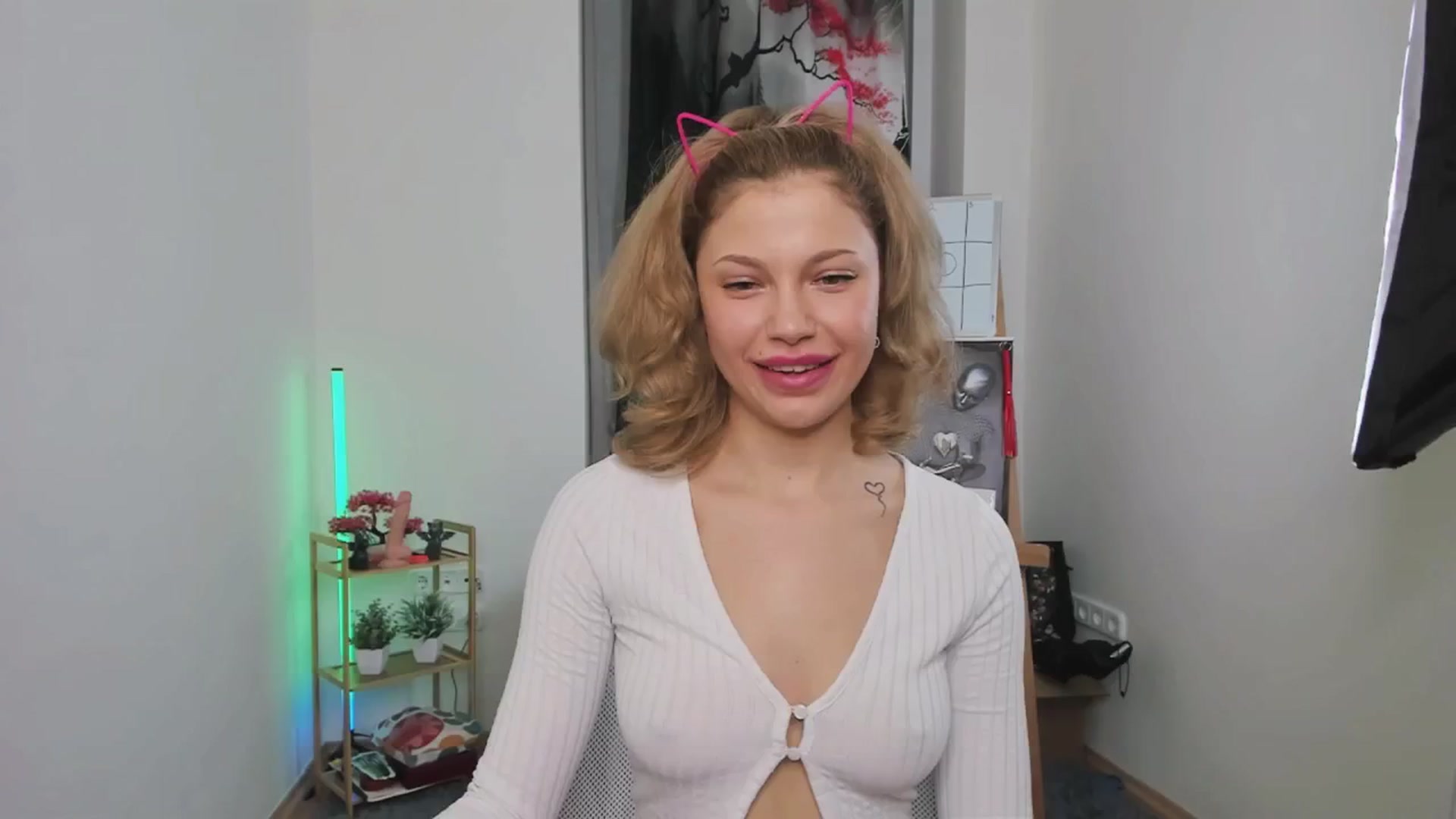 Gallery image thumbnail from Riley_Steele's myfreecams stream on, 10/18/2024, 22:10 image 10 of 20