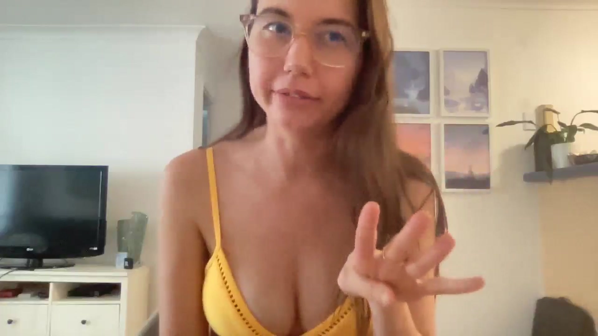 Gallery image thumbnail from Rileyy_Quinn's myfreecams stream on, 08/06/2025, 05:42 image 5 of 20