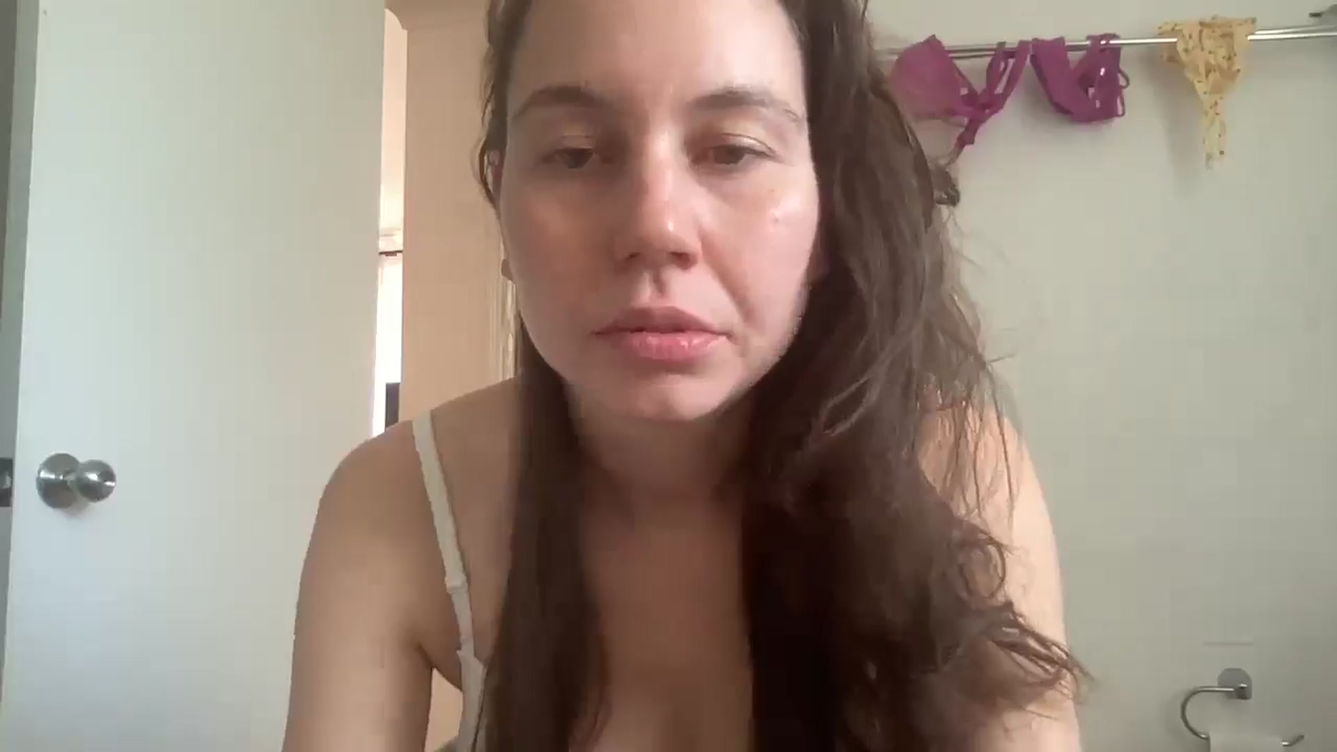 Gallery image thumbnail from Rileyy_Quinn's myfreecams stream on, 08/27/2025, 24:00 image 12 of 20
