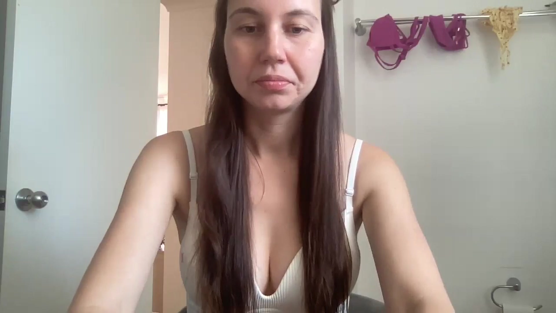 Gallery image thumbnail from Rileyy_Quinn's myfreecams stream on, 08/27/2025, 24:00 image 15 of 20