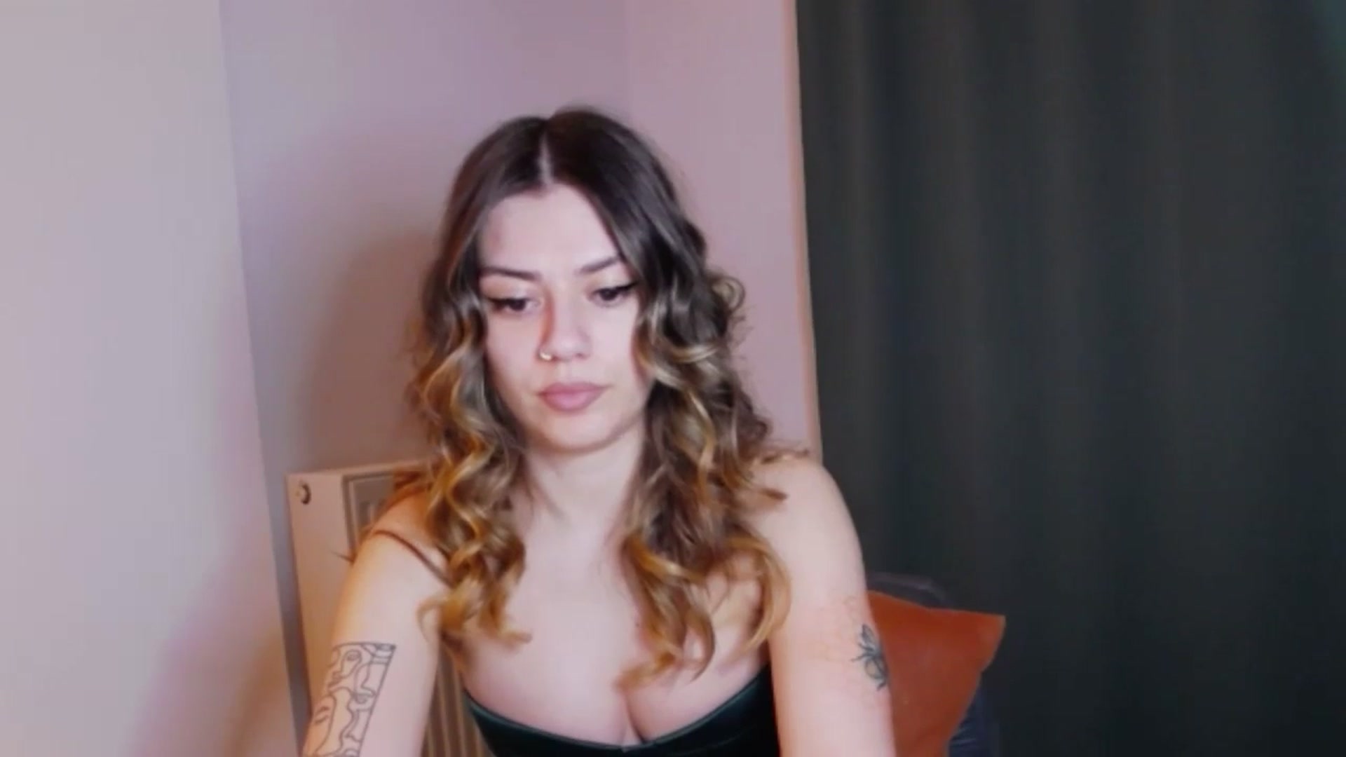 Gallery image thumbnail from RiriBee's myfreecams stream on, 06/01/2024, 22:40 image 15 of 20