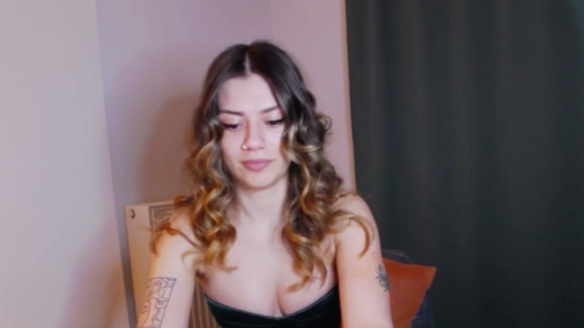 Gallery image thumbnail from RiriBee's myfreecams stream on, 06/01/2024, 22:40 image 11 of 20