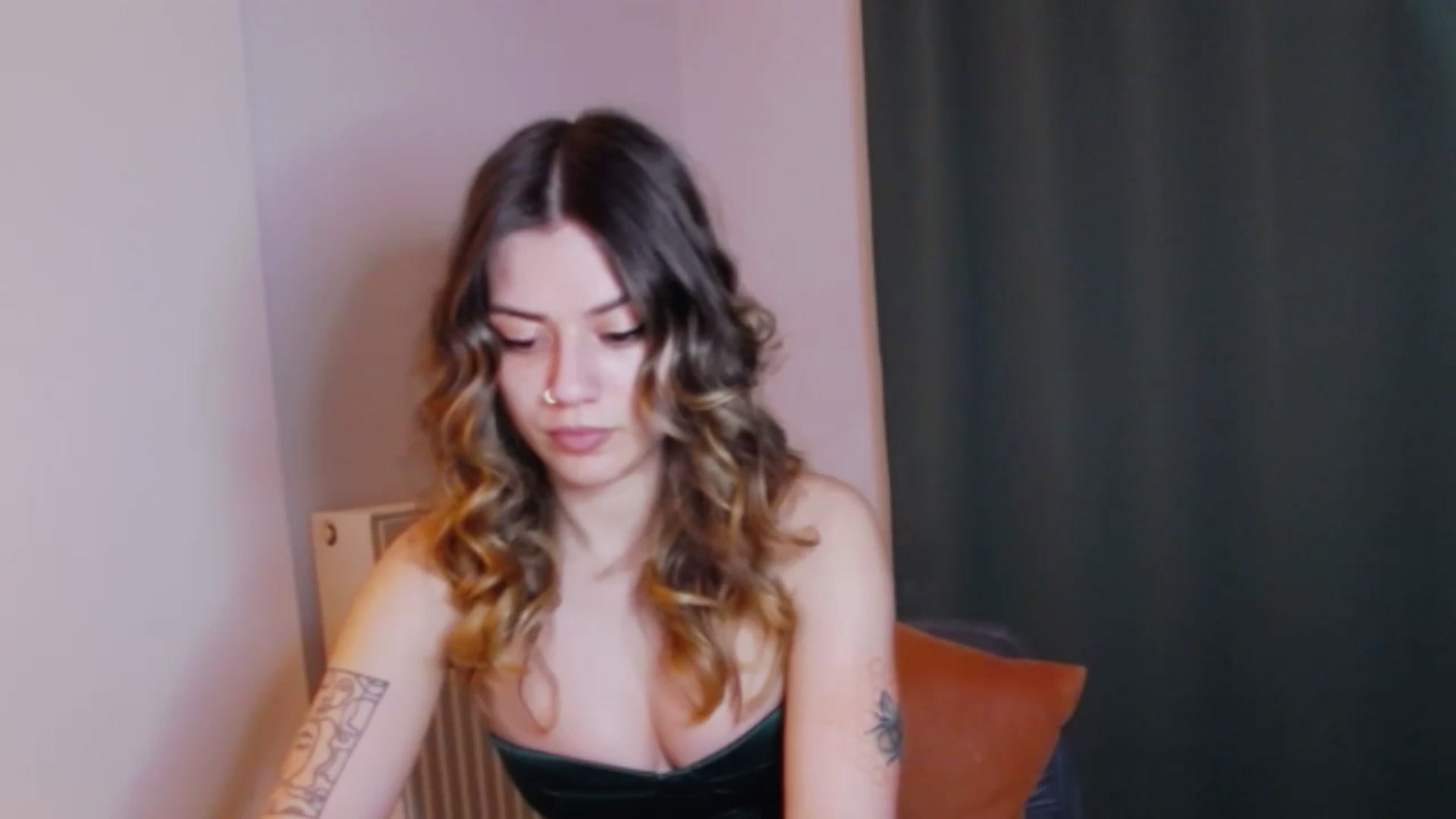 Gallery image thumbnail from RiriBee's myfreecams stream on, 06/01/2024, 22:40 image 6 of 20