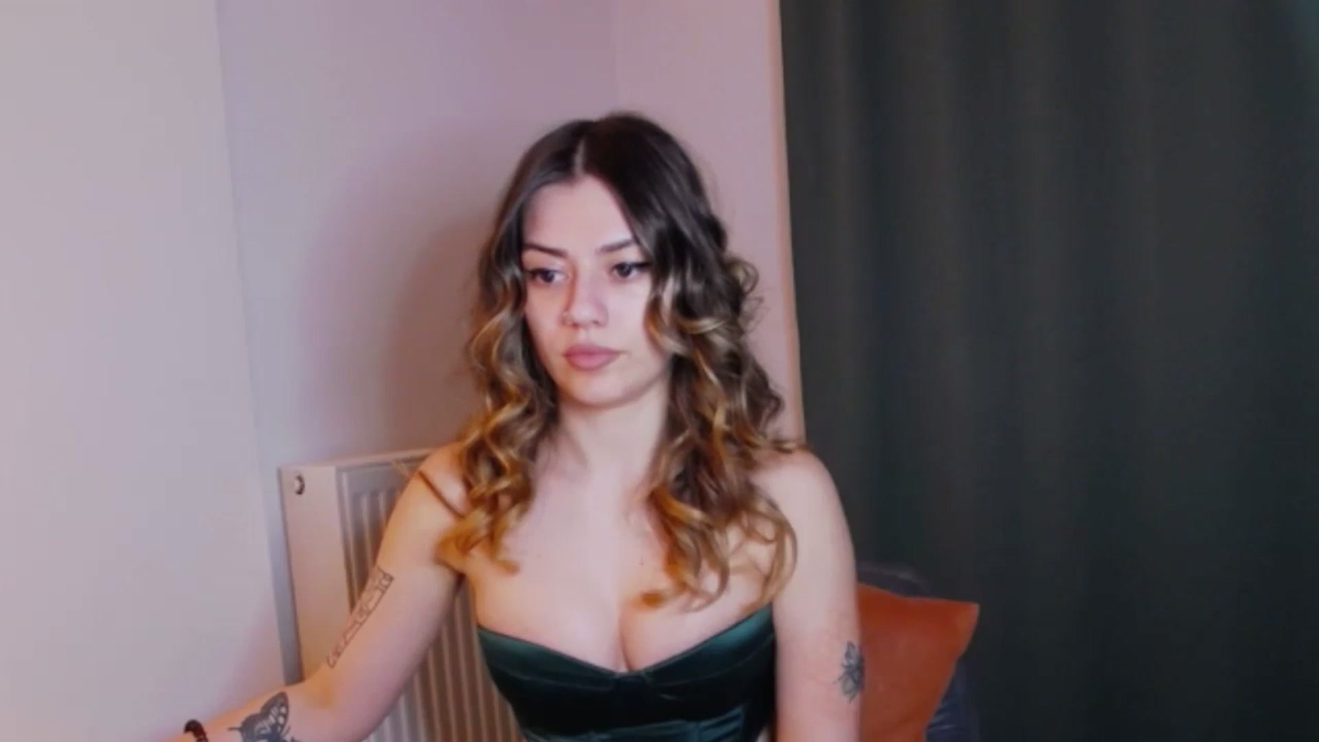 Gallery image thumbnail from RiriBee's myfreecams stream on, 06/01/2024, 22:40 image 16 of 20