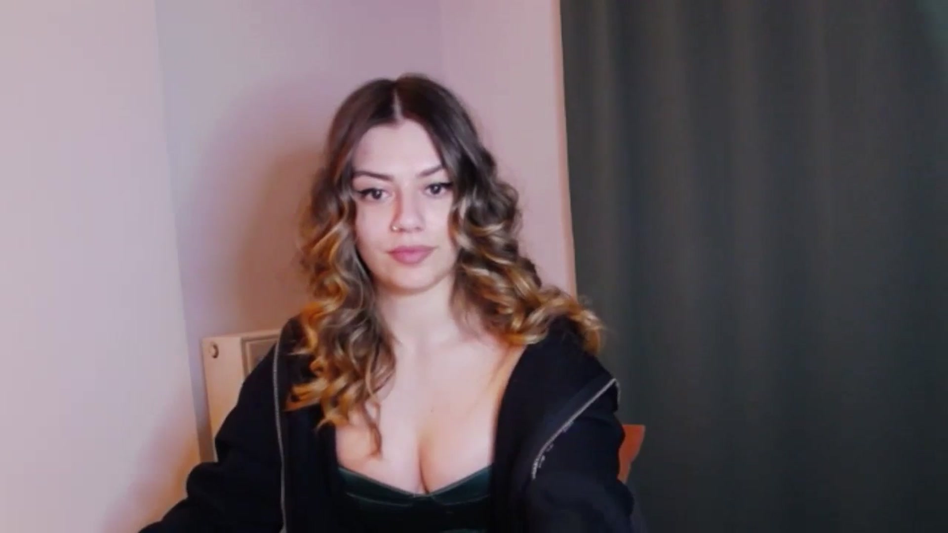 Gallery image thumbnail from RiriBee's myfreecams stream on, 06/02/2024, 24:02 image 18 of 20
