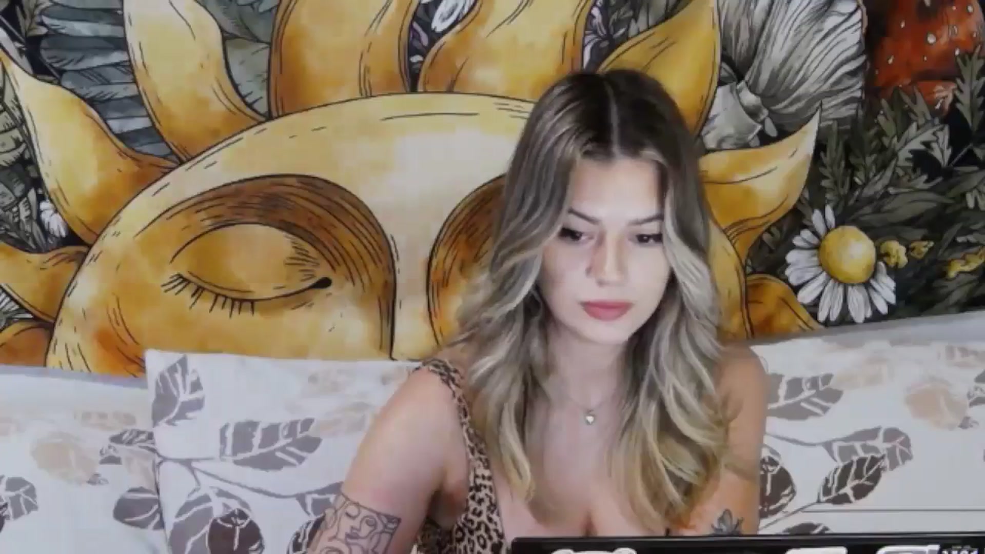 Gallery image thumbnail from RiriBee's myfreecams stream on, 08/04/2024, 24:02 image 9 of 20