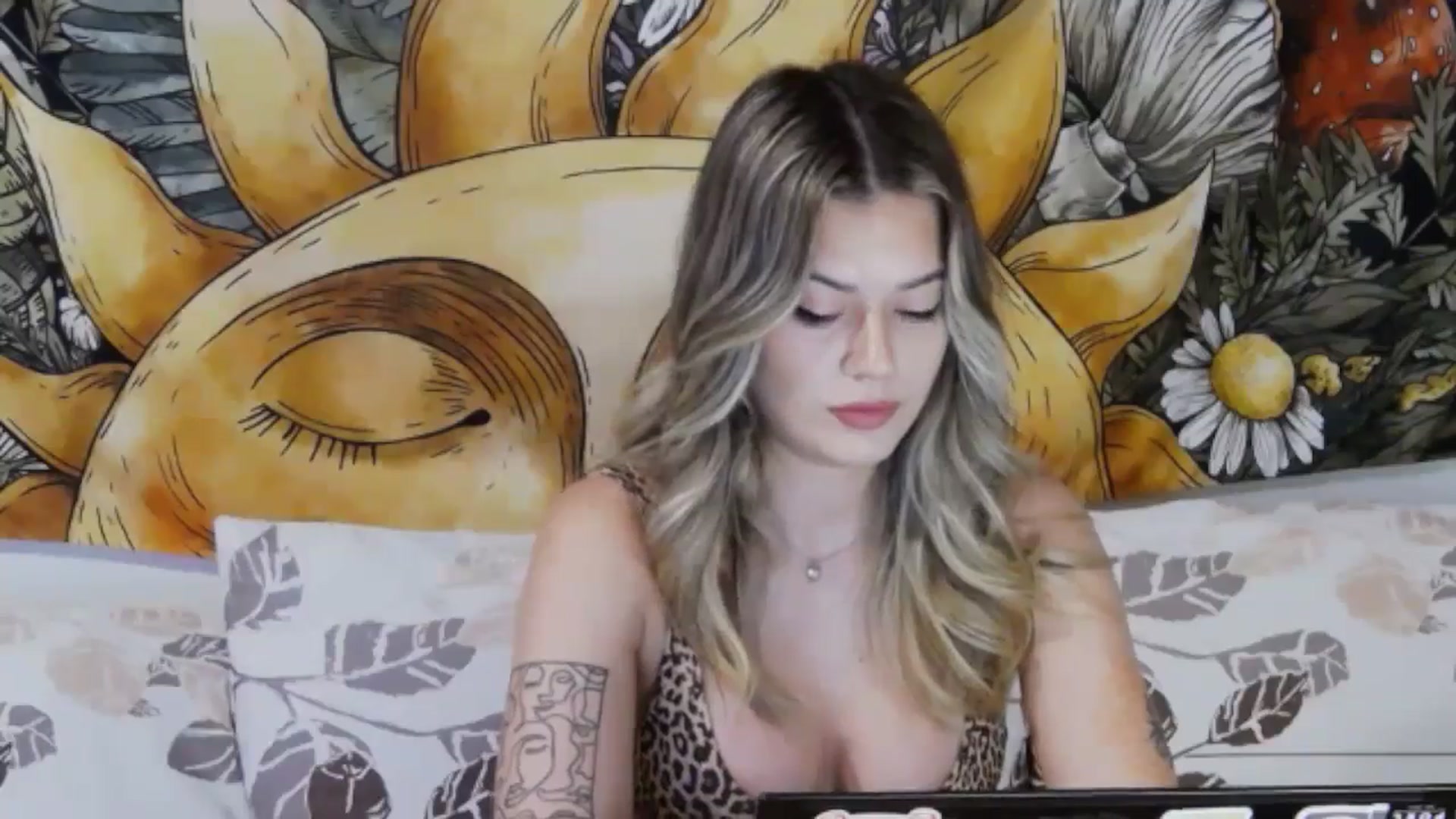 Gallery image thumbnail from RiriBee's myfreecams stream on, 08/04/2024, 24:02 image 7 of 20