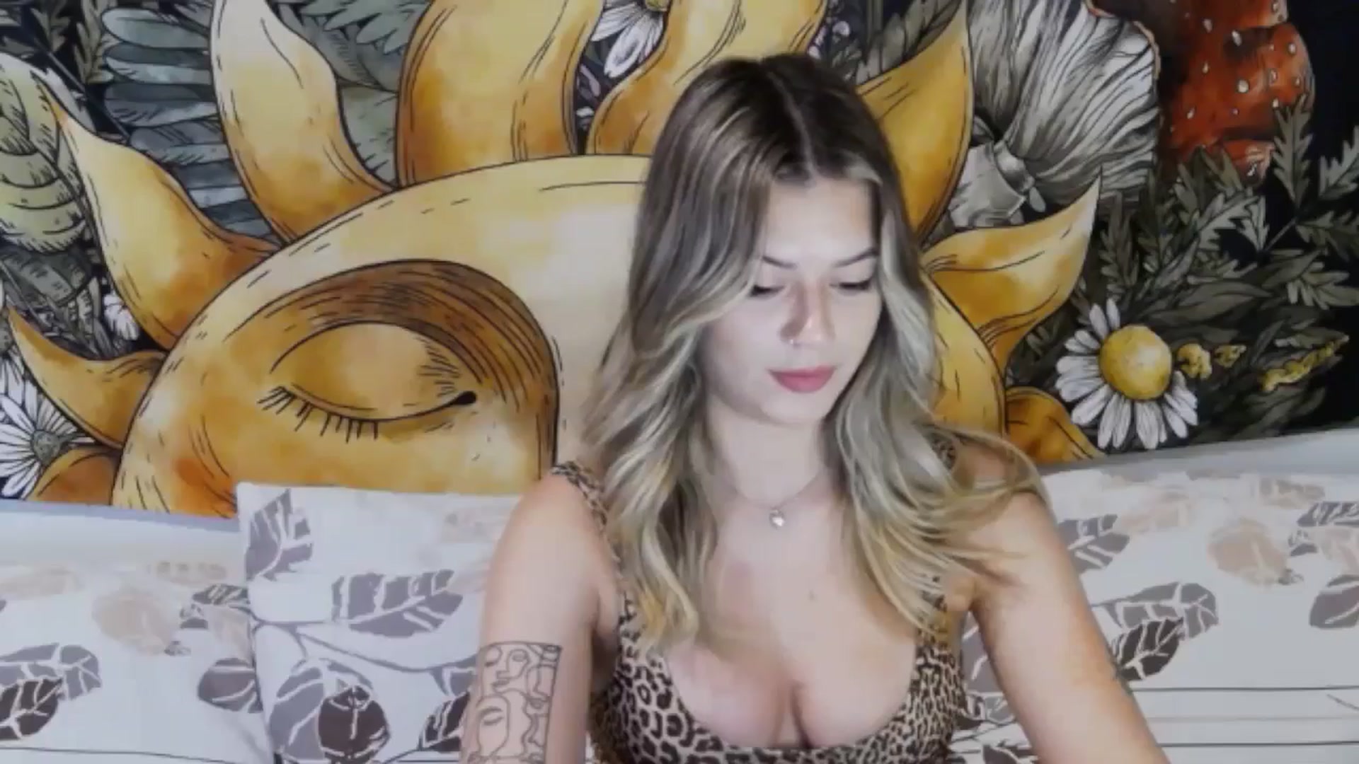 Gallery image thumbnail from RiriBee's myfreecams stream on, 08/04/2024, 24:53 image 8 of 20