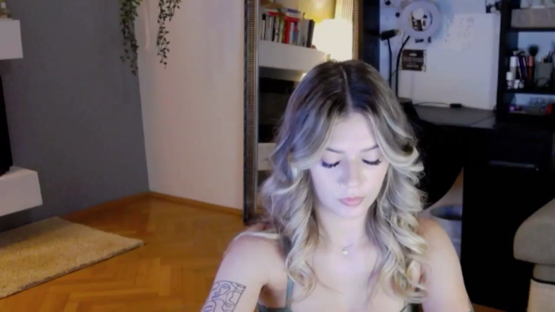 Gallery image thumbnail from RiriBee's myfreecams stream on, 08/15/2024, 20:00 image 19 of 20